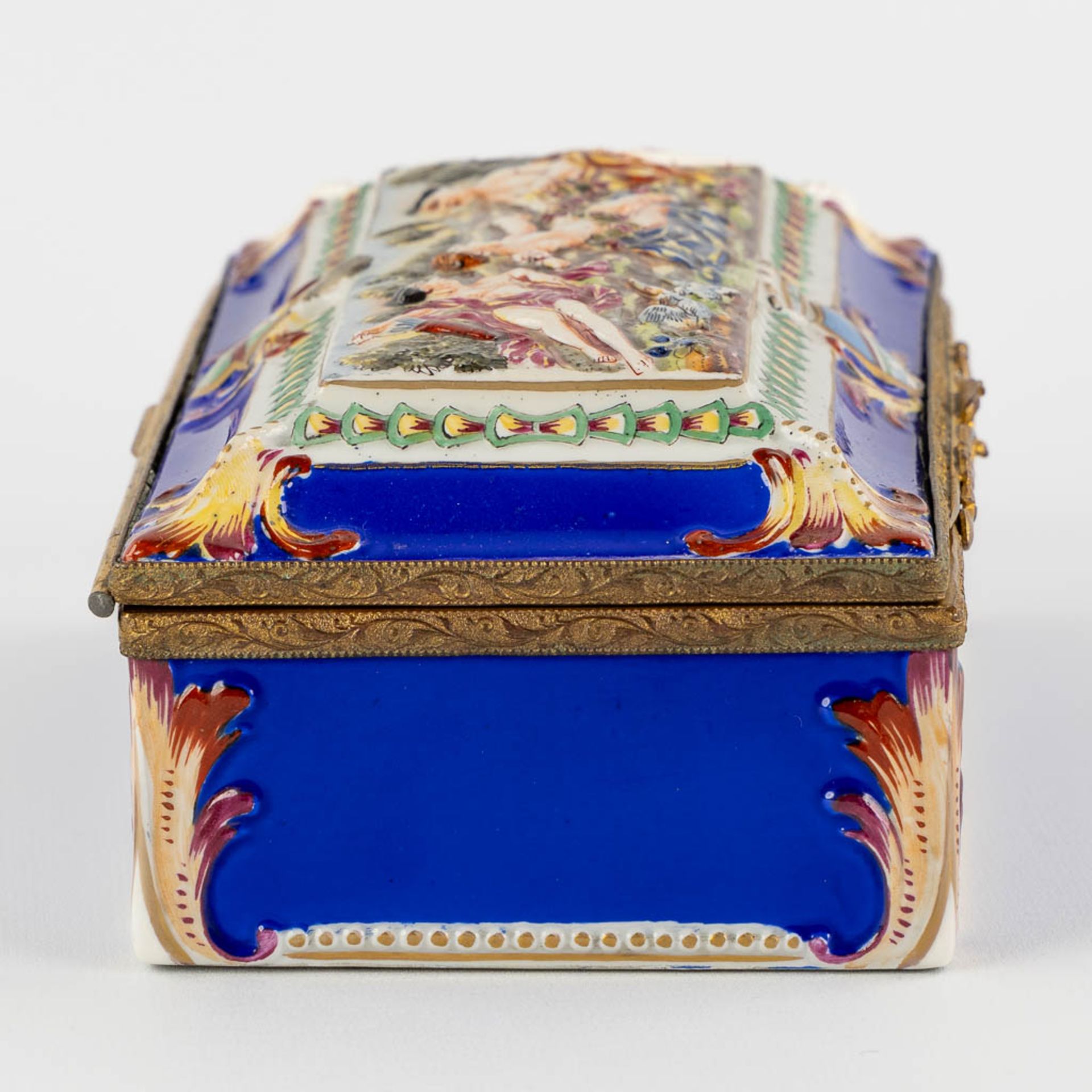 Capodimonte, a finely made porcelain jewellery box. 19th C. (L:10 x W:19 x H:7 cm) - Image 7 of 12