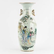 A Chinese vase decorated with ladies. 19th/20th C. (H:57 x D:25 cm)