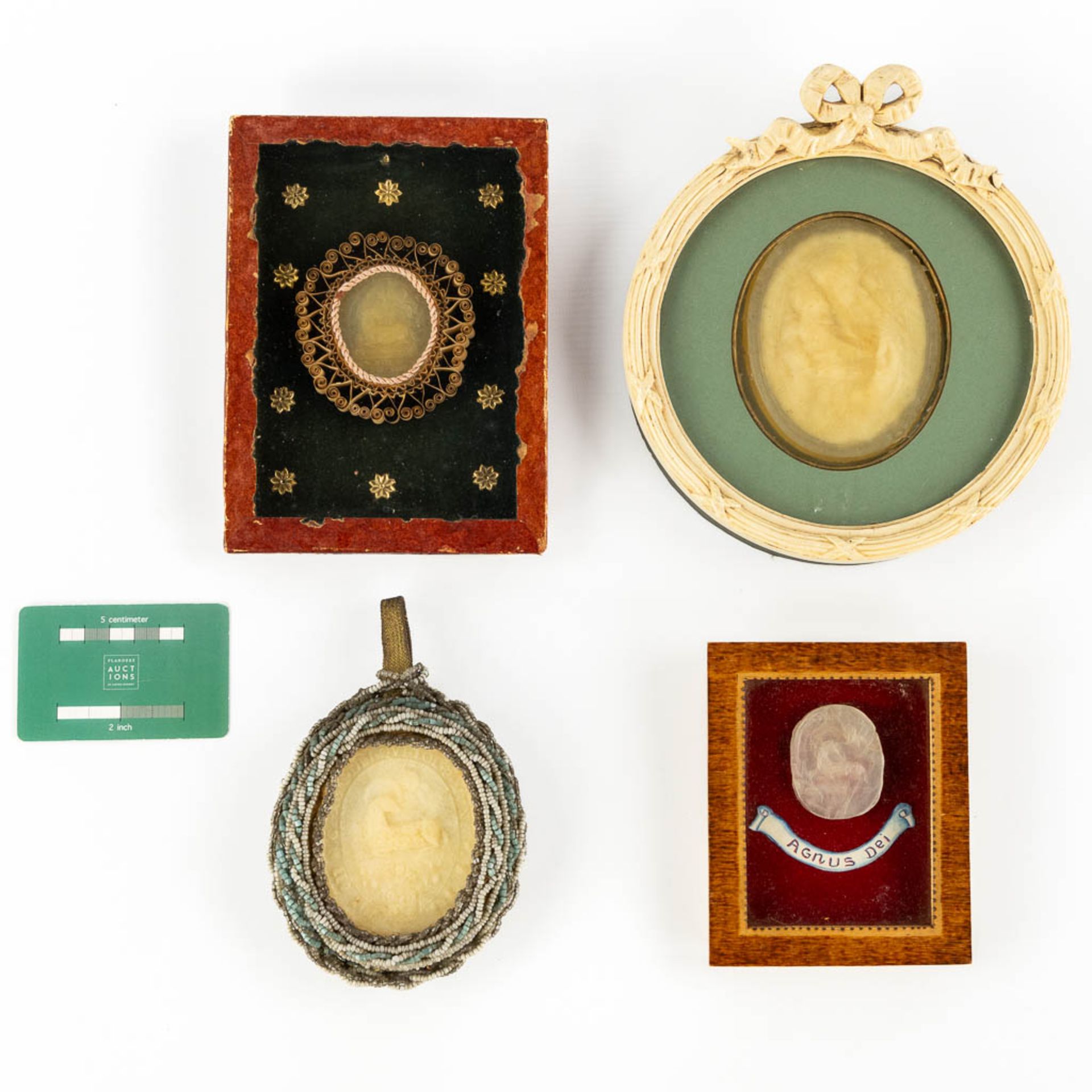 Four antique 'Agnus Dei' wax seals in frames. 19th C. and older. (W:18 x H:20 cm) - Bild 2 aus 15