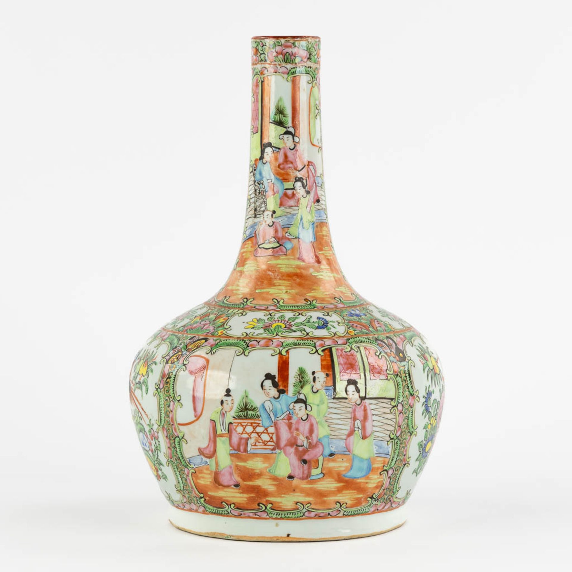 A Chinese Canton vase with a long neck, 19th/20th C. (H:33 x D:22 cm) - Bild 4 aus 10