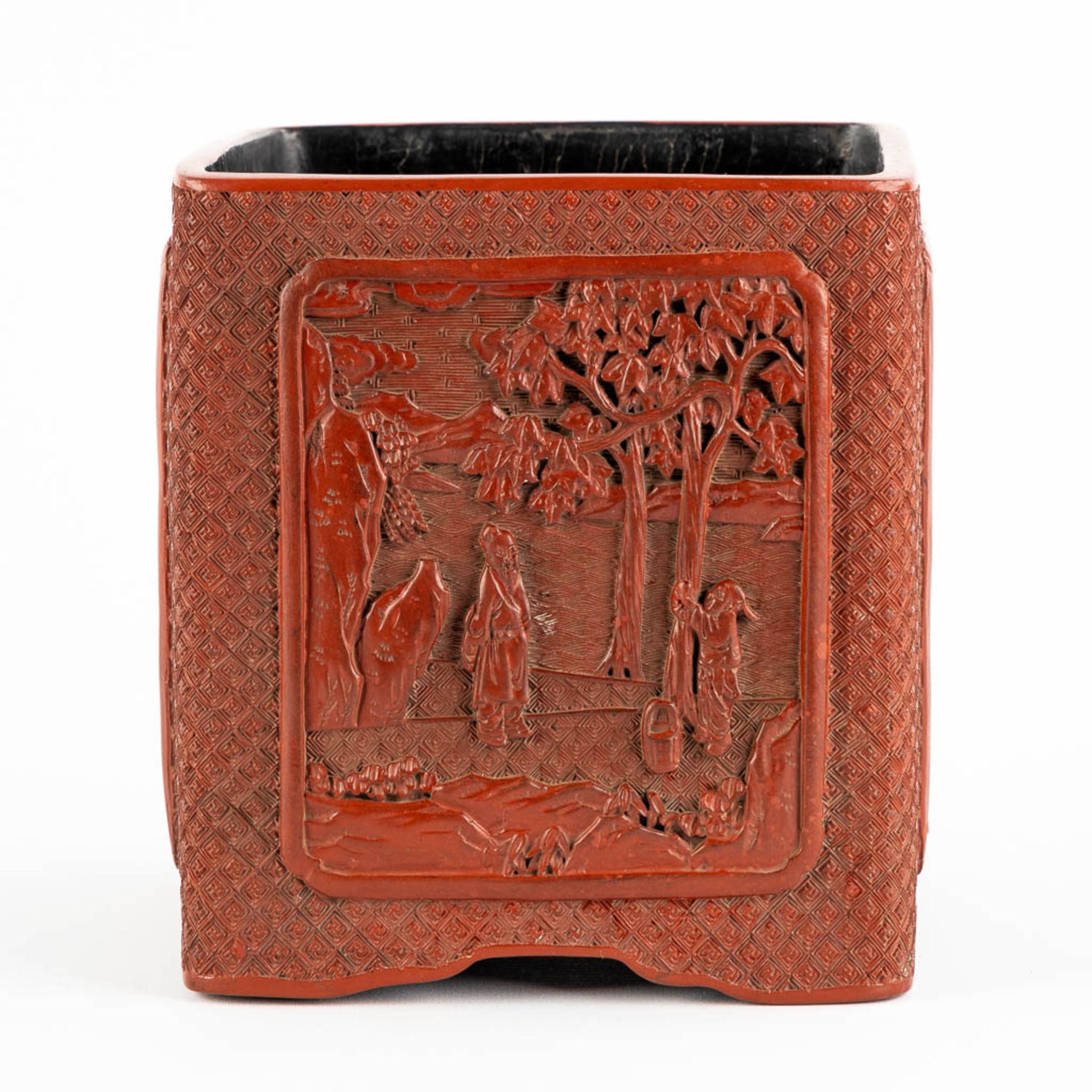 A Chinese red lacquered 'jardiniere', Qianlong Mark. 19th/20th C. (L:16 x W:16 x H:18 cm) - Image 4 of 13