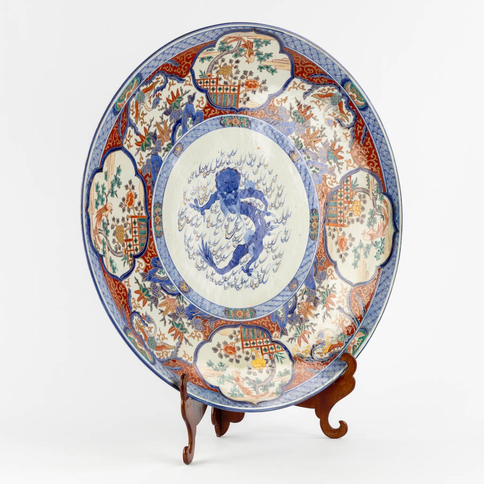 An exceptionally large Japanese Imari plate, 19th C. (D:62 cm) - Bild 3 aus 15