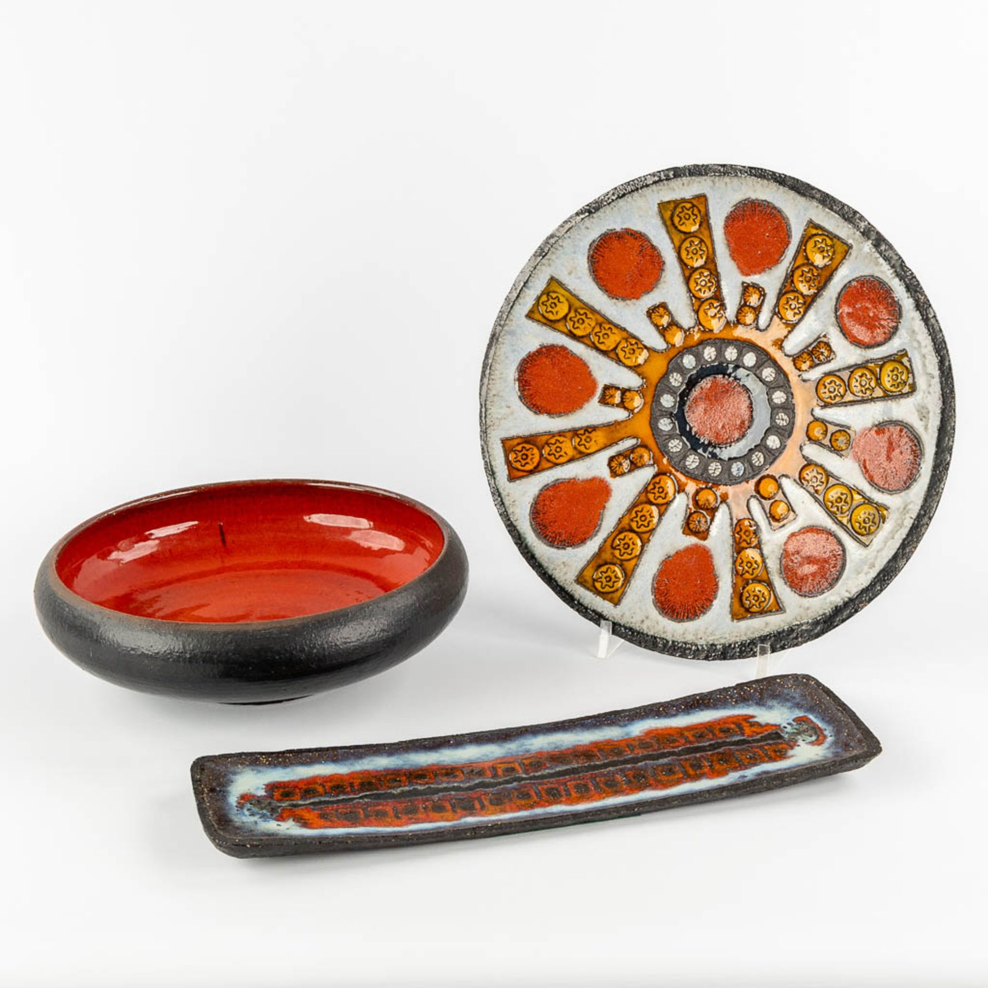 Three ceramic items, bowls and platter. Circa 1970. (D:35 cm)