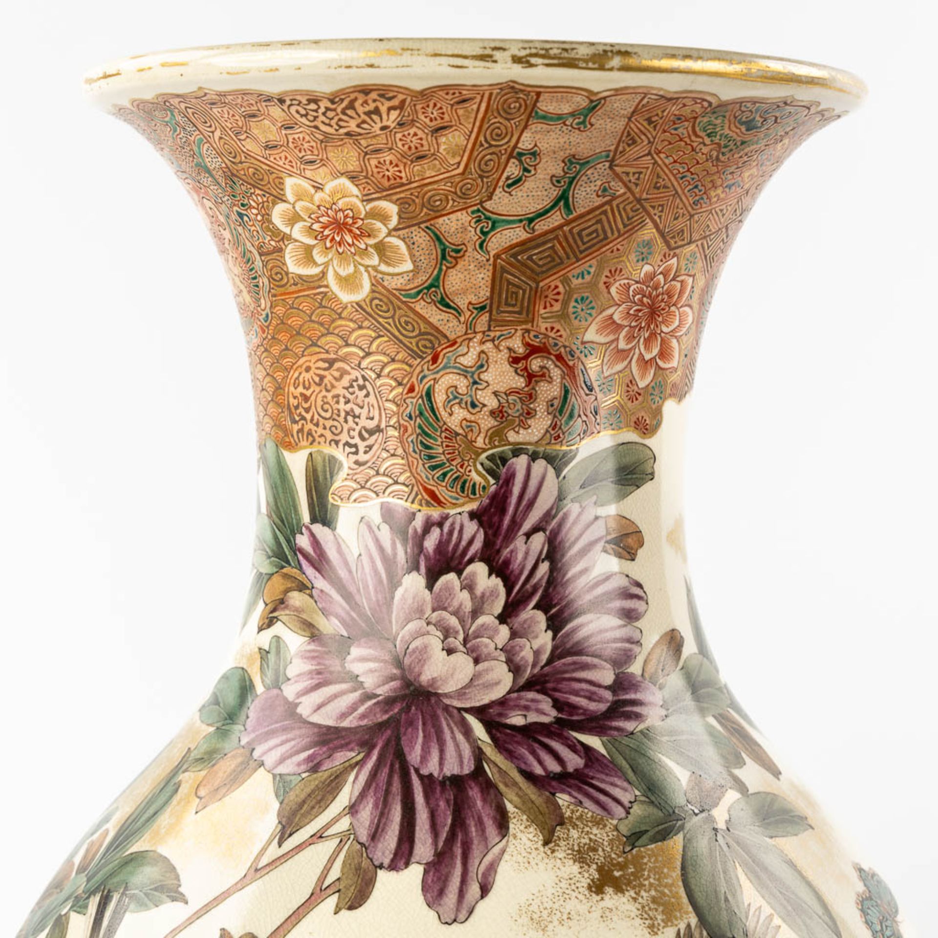 A pair of very finely painted, Japanse vases with a Fauna and Flora decor. (H:62 x D:30 cm) - Bild 10 aus 16