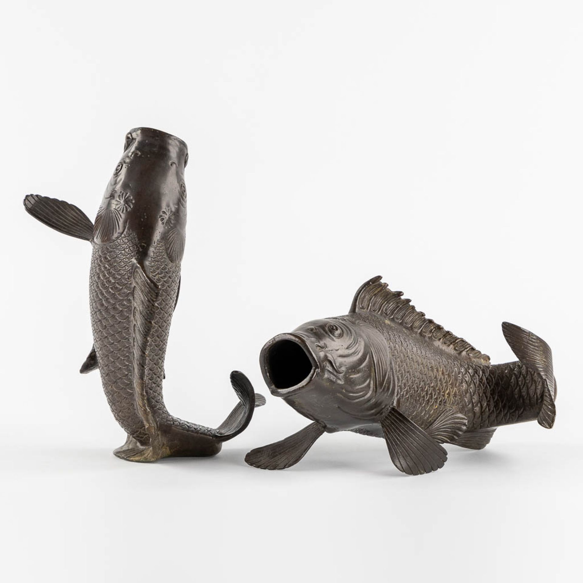 A pair of patinated bronze figurine of Koi, Japan. 20th C. (L:22 x W:29 x H:16 cm)