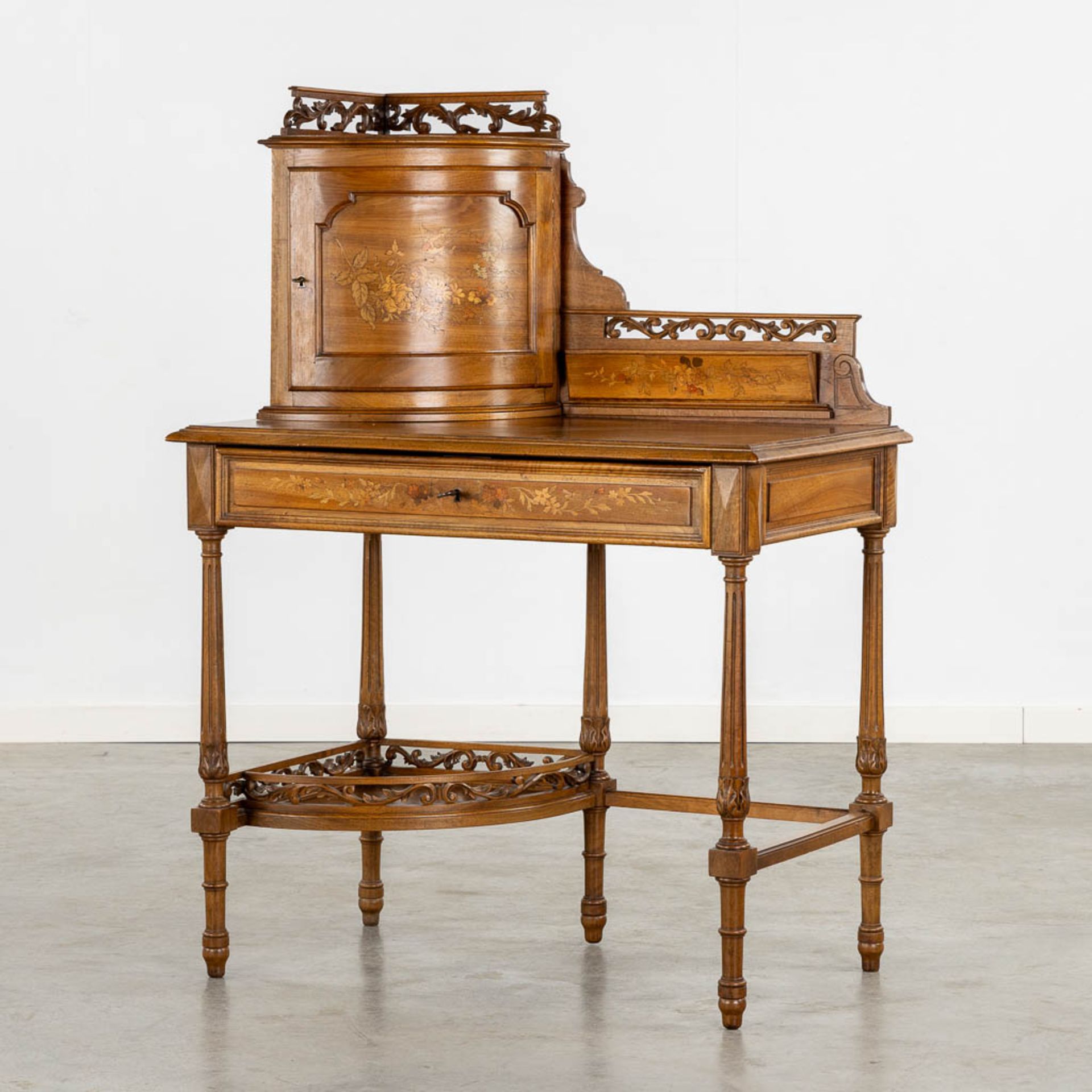 An elegant ladies' desk, walnut with marquetry inlay. 19th C. (L:50 x W:88 x H:120 cm)