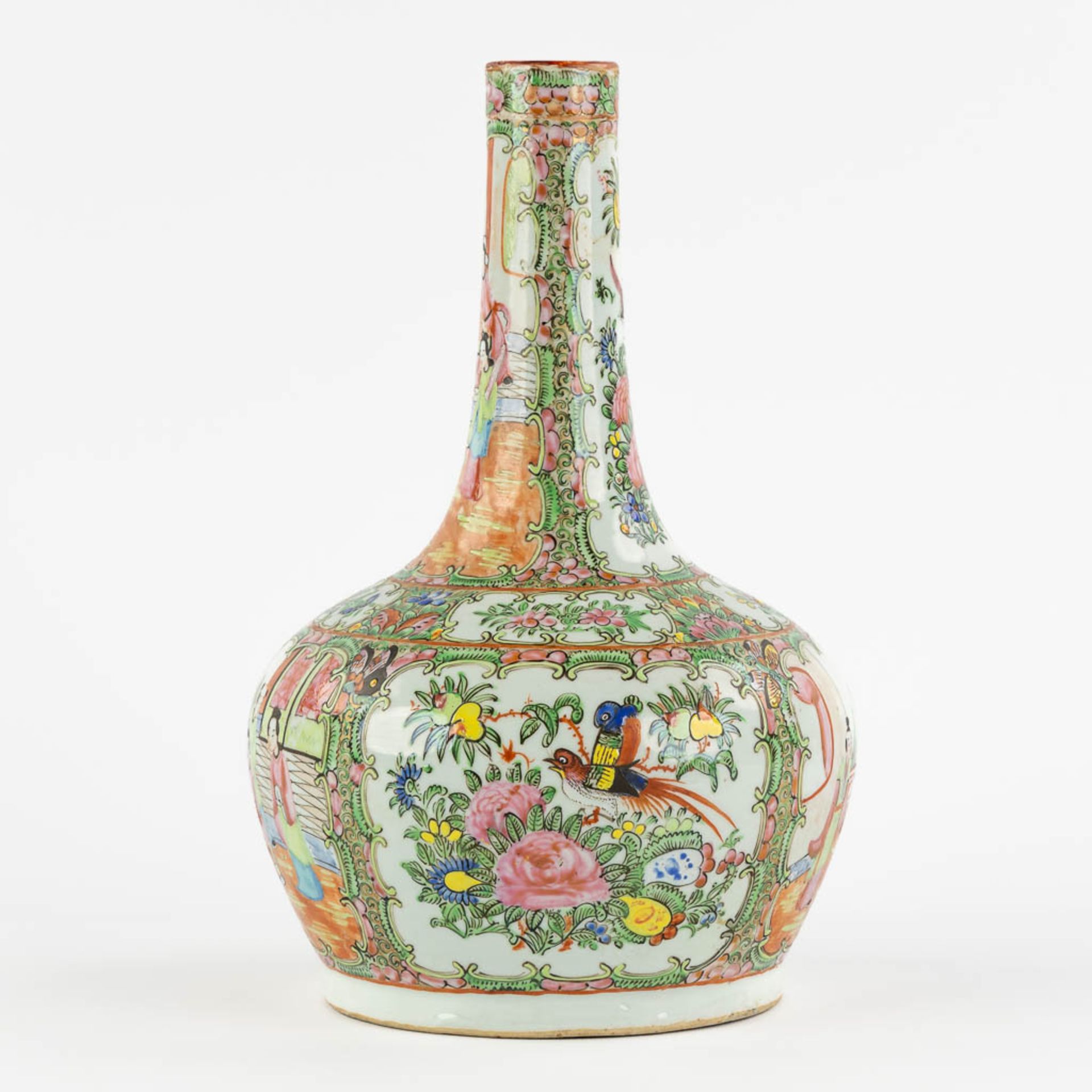 A Chinese Canton vase with a long neck, 19th/20th C. (H:33 x D:22 cm) - Bild 3 aus 10