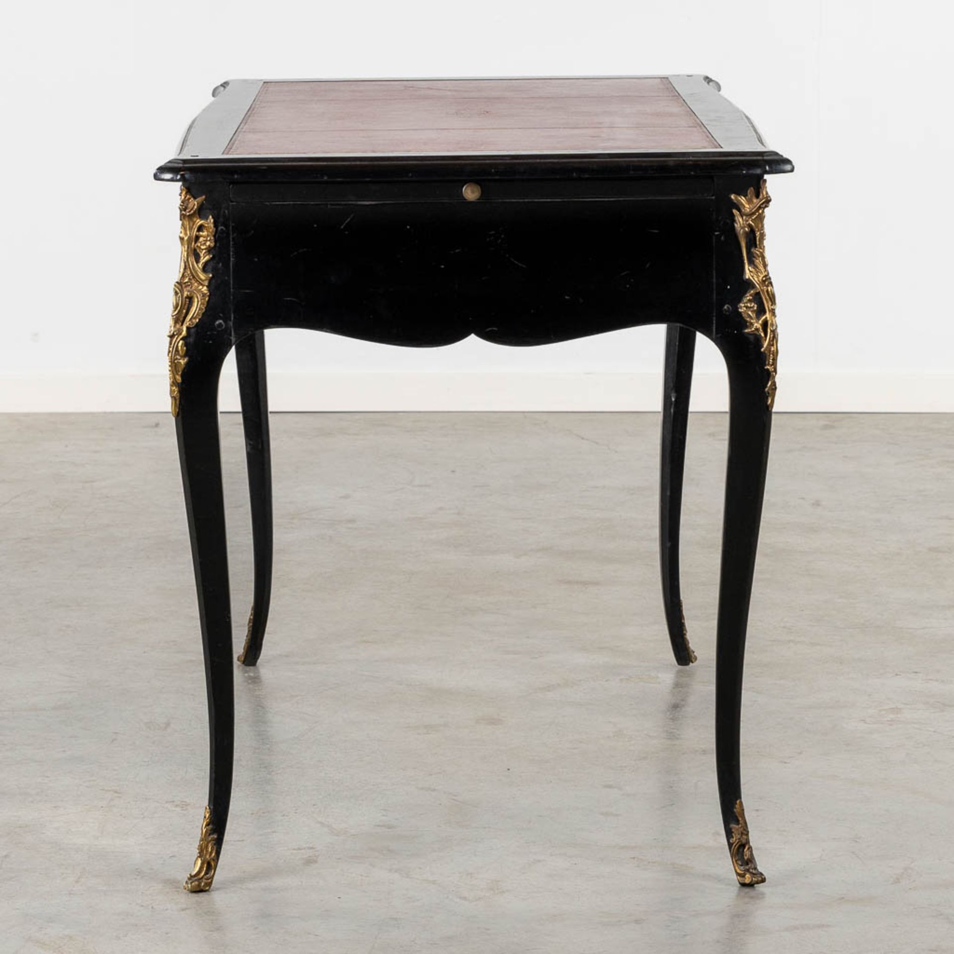 A fine ebonised wood Ladies desk, mounted with gilt bronze in Louis XV style. (L:64 x W:116 x H:76 c - Bild 6 aus 14