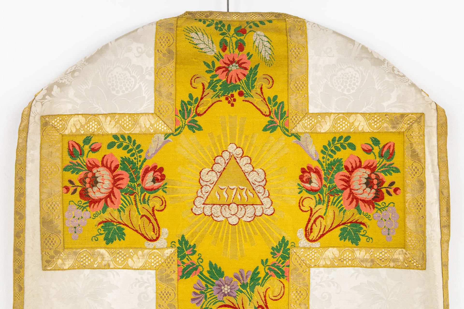 Four Dalmatics and two Roman Chasubles, Embroideries with floral decors. - Bild 32 aus 39