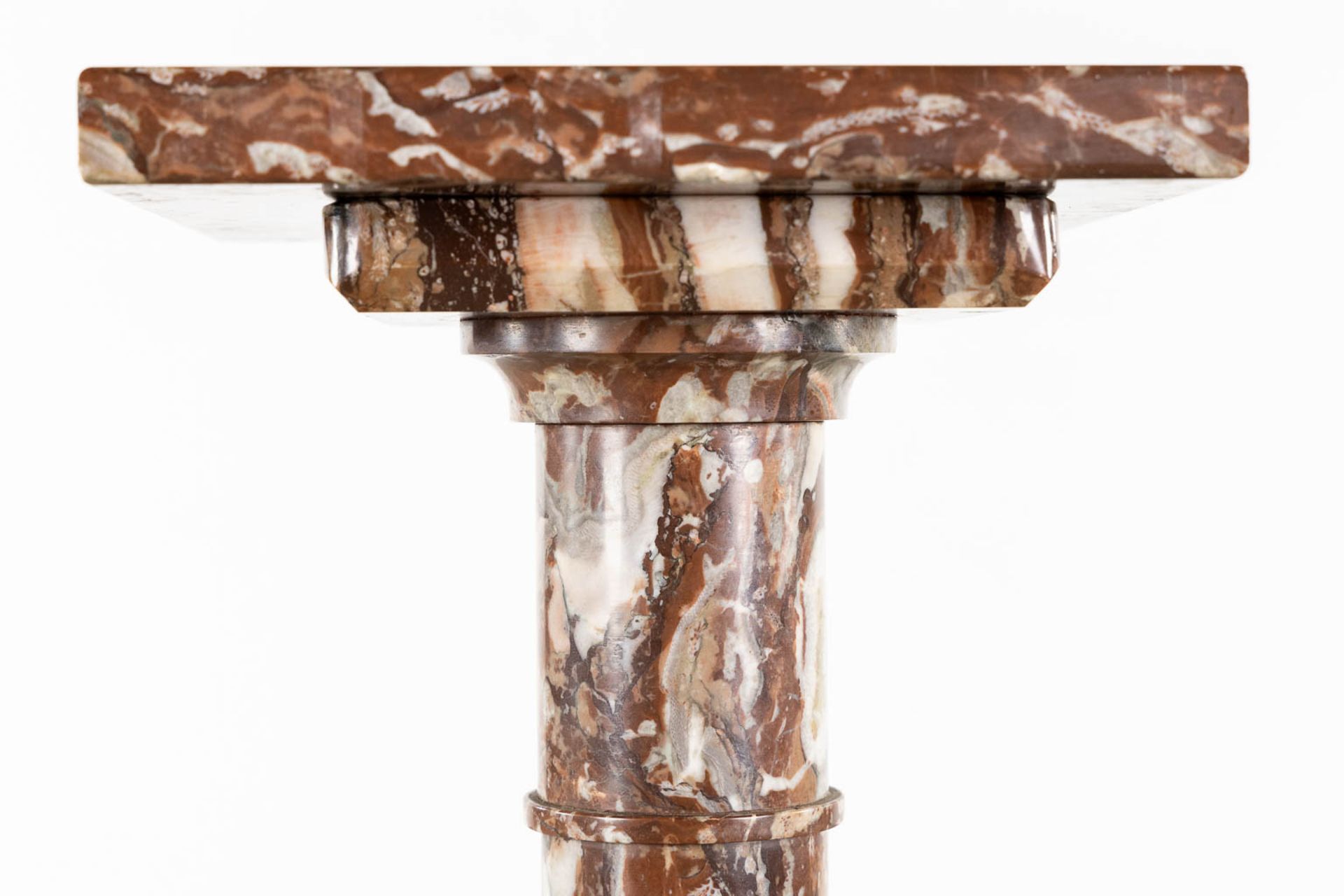 An elegant red marble pedestal with a revolving top. Circa 1900. (L:23 x W:23 x H:101 cm) - Image 10 of 11
