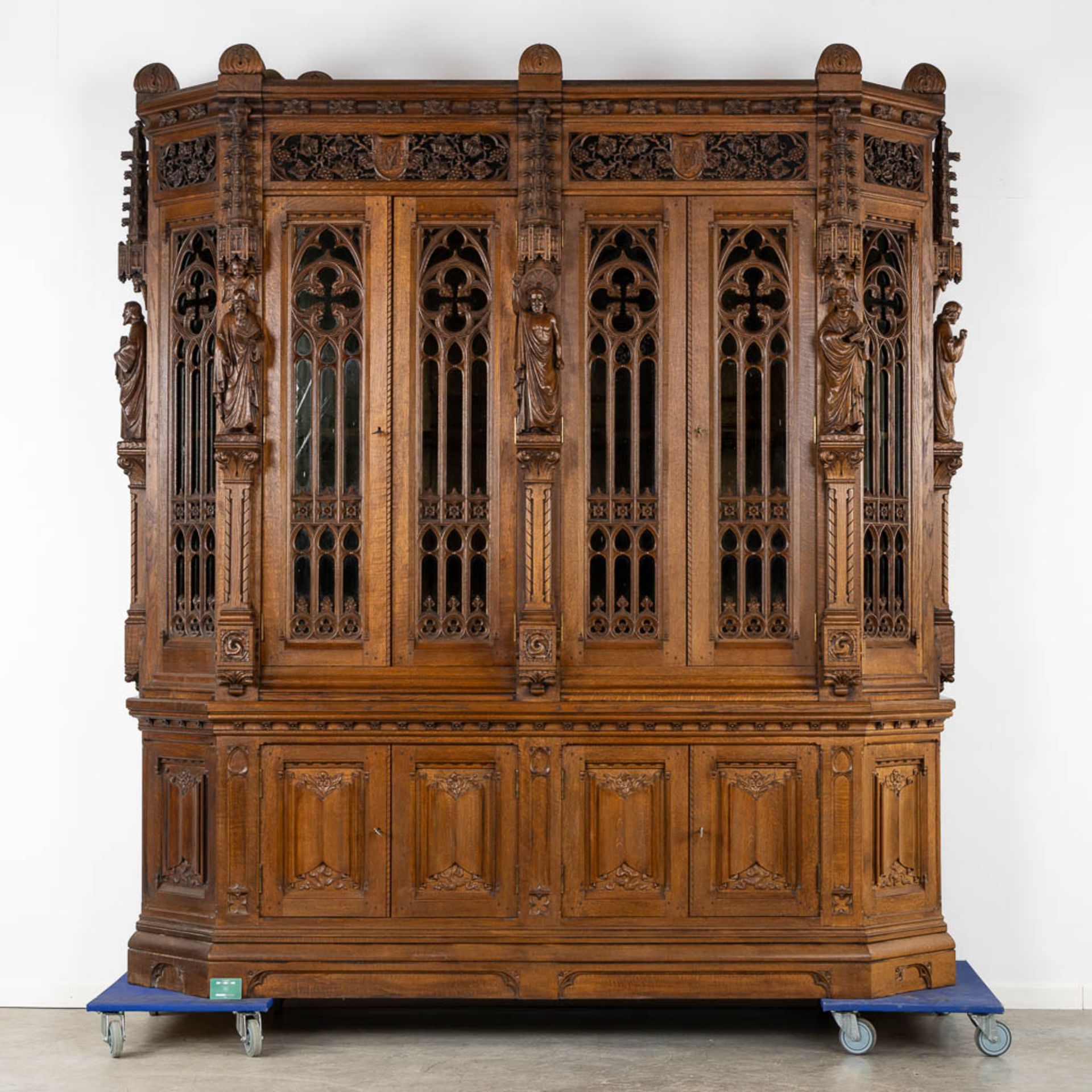 An exceptionally sculptured Gothic Revival library. Circa 1900. (L:62 x W:236 x H:264 cm) - Image 2 of 19