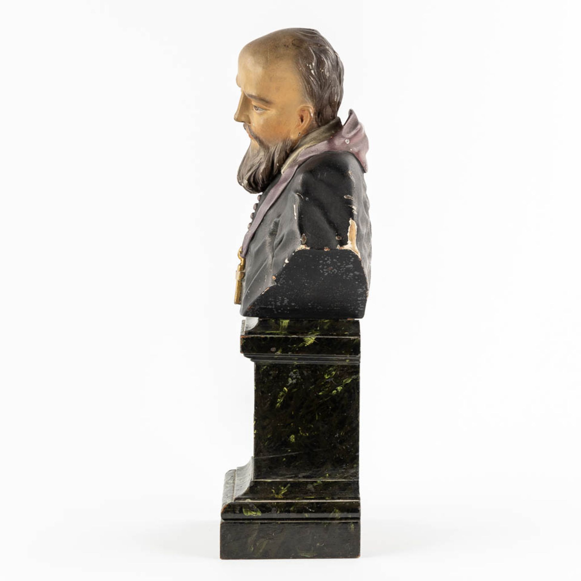 An antique reliquary buste of a saint. Sculptured and patinated wood. 19th C. (L:14 x W:25 x H:50 cm - Bild 4 aus 15