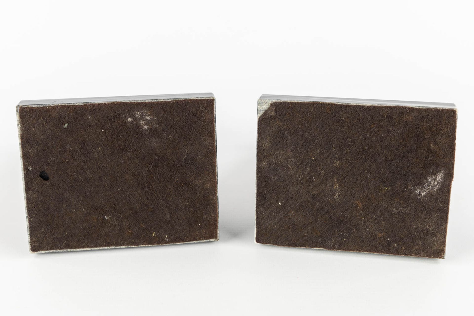 A pair of bronze 'book ends', patinated bronze mounted on marble. Circa 1920. (L:10 x W:12 x H:17 cm - Image 7 of 10