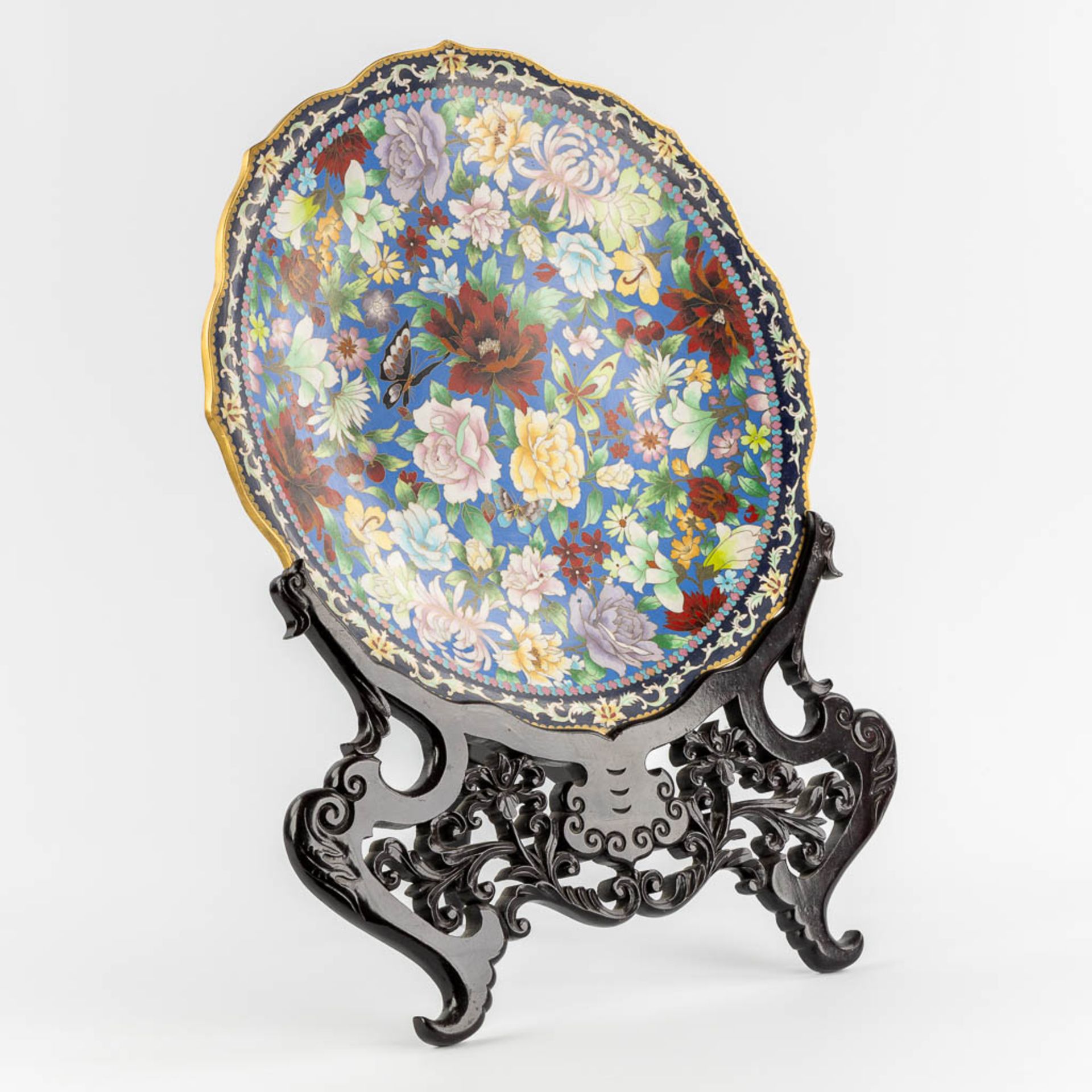 A large Chinese Cloisonné plate in an openworked sculptured wood stand. (W:51 x H:67 cm) - Image 3 of 12