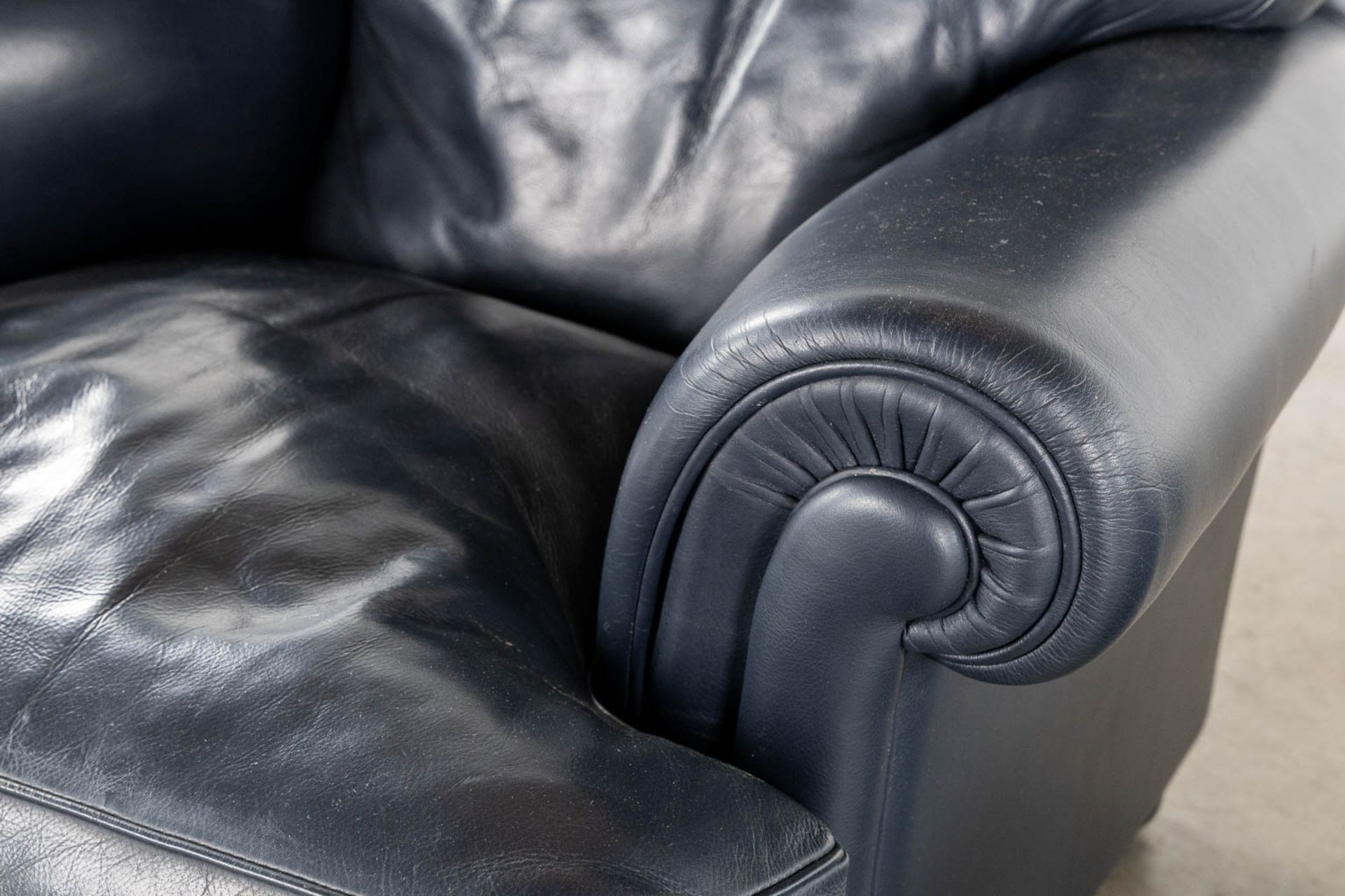Poltrona Frau, a leather relaxing chair and matching ottoman. (L:90 x W:90 x H:88 cm) - Bild 7 aus 16