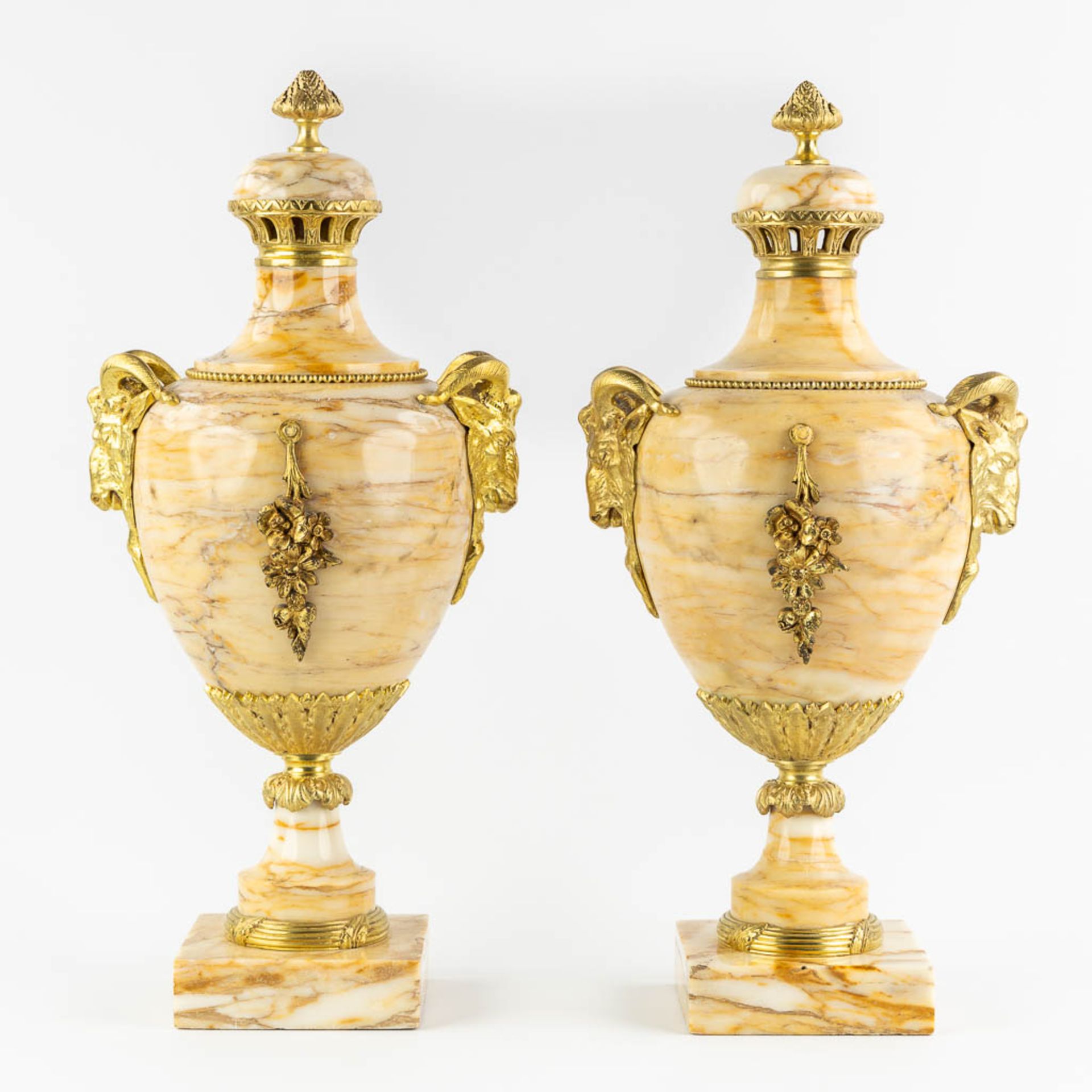 A pair of marble cassolettes, decorated with gilt bronze ram's heads. 19th C. (L:21 x W:25 x H:54 cm - Image 5 of 14