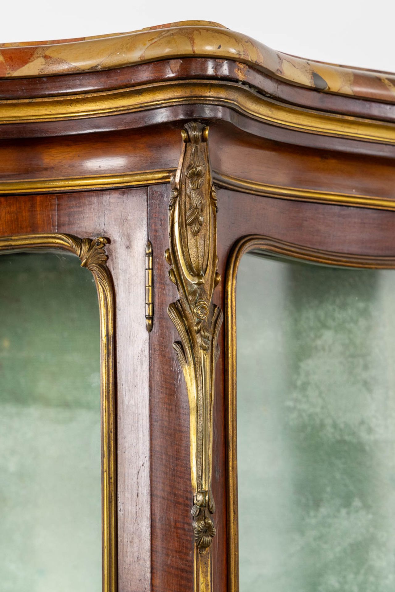 François LINKE (1855-1946)(Attr.) A fine 'Vernis Martin' display cabinet, Breche D'alep marble. (L:5 - Image 9 of 15