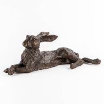 A large and decorative figurine of a hare, patinated bronze. (L:32 x W:63 x H:23 cm)