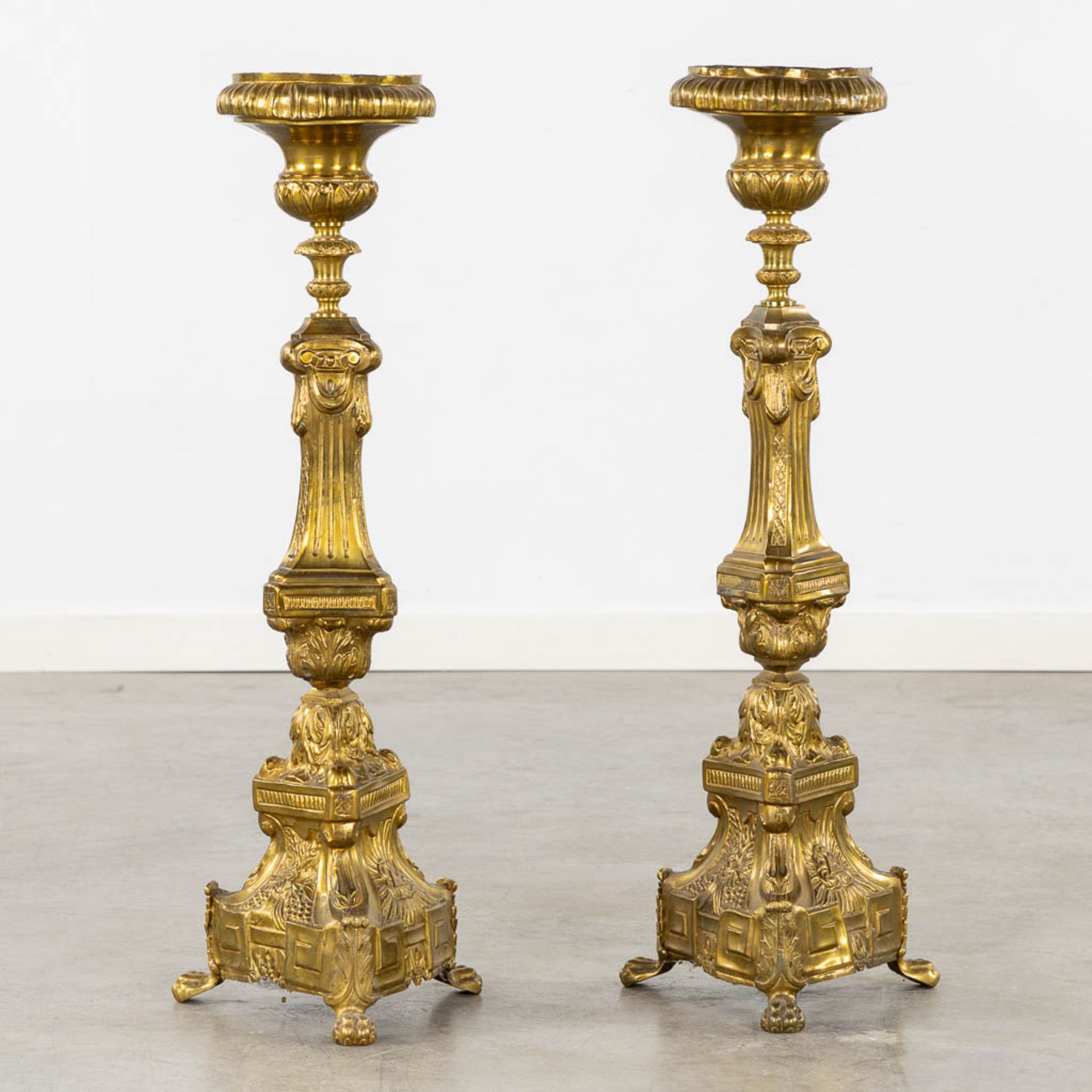 A pair of church candlesticks, brass. 19th C. (H:76 cm) - Bild 5 aus 13