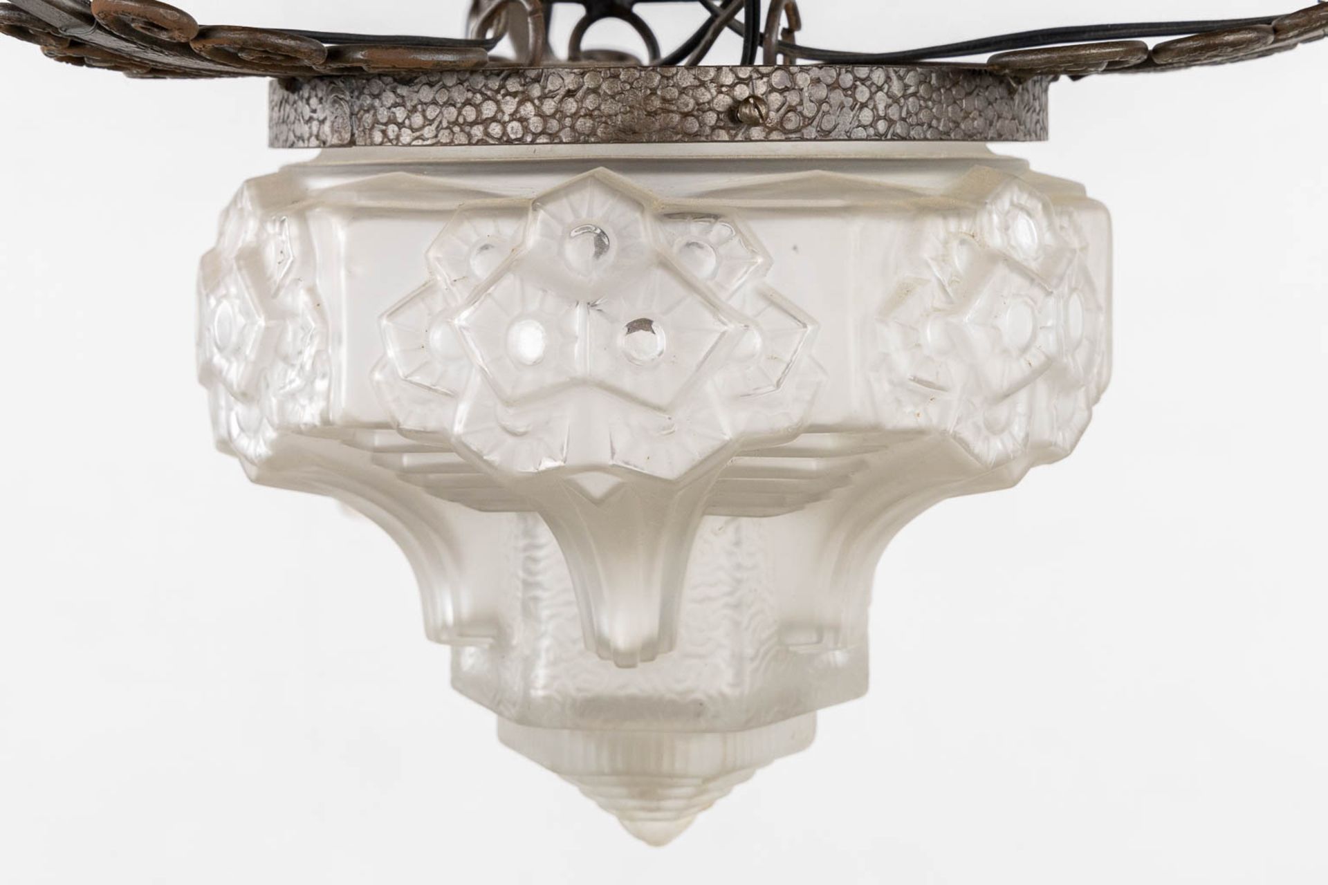 Muller Frères, Luneville, A wrought-iron and glass chandelier, Art Deco. (H:88 x D:50 cm) - Bild 7 aus 9