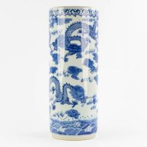 An Oriental umbrella stand, blue-white decor of dragons. 20th C. (H:60 x D:24 cm)