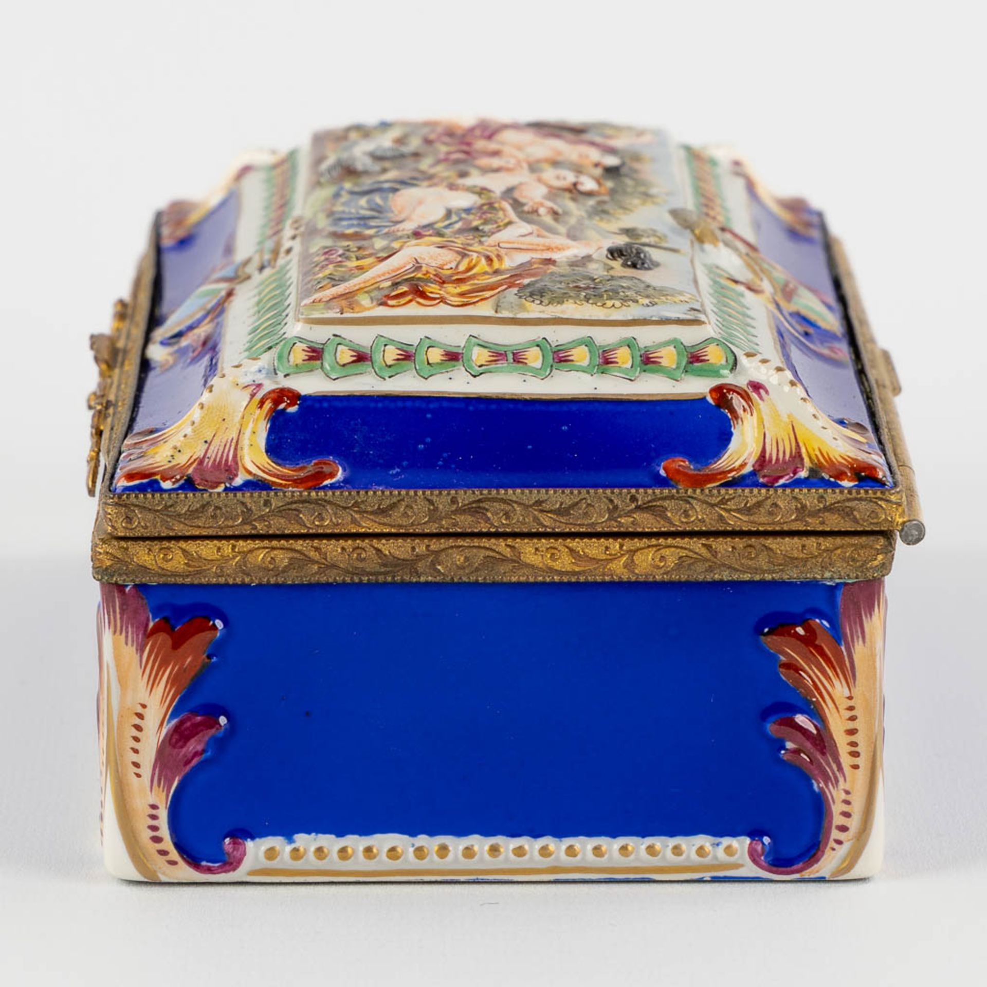 Capodimonte, a finely made porcelain jewellery box. 19th C. (L:10 x W:19 x H:7 cm) - Image 5 of 12