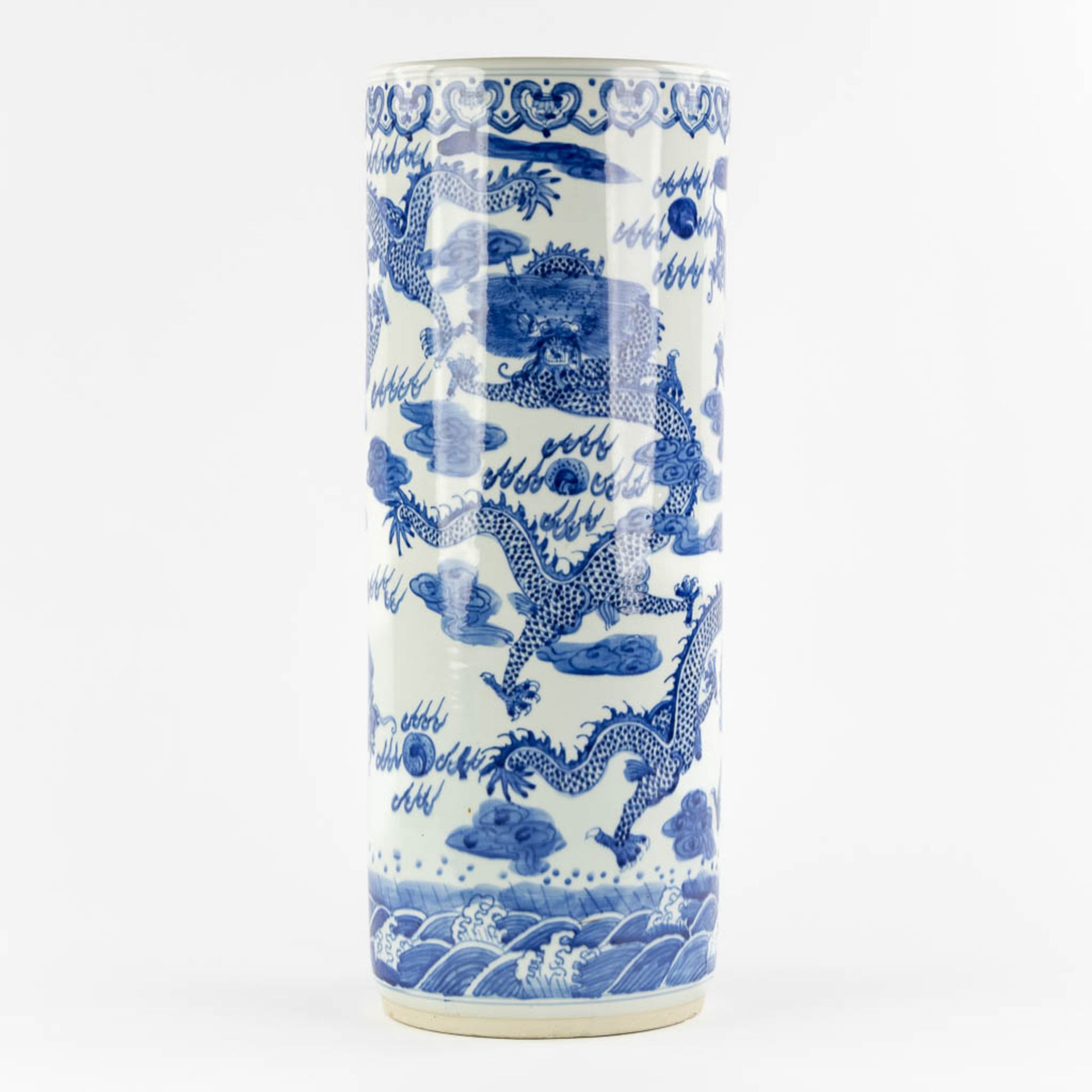 An Oriental umbrella stand, blue-white decor of dragons. 20th C. (H:60 x D:24 cm) - Image 6 of 11