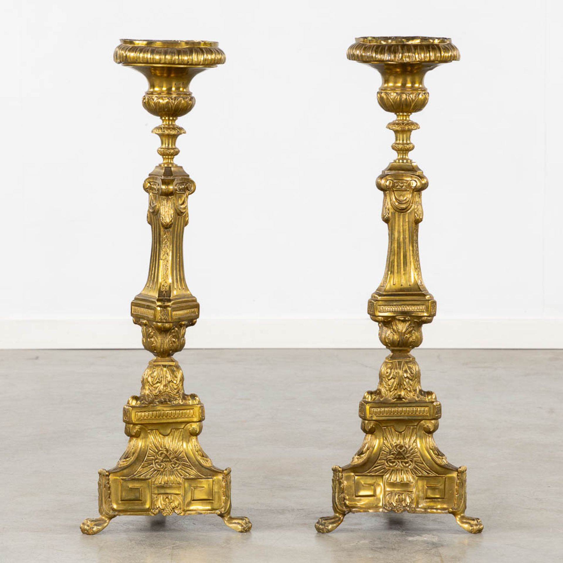 A pair of church candlesticks, brass. 19th C. (H:76 cm) - Bild 6 aus 13