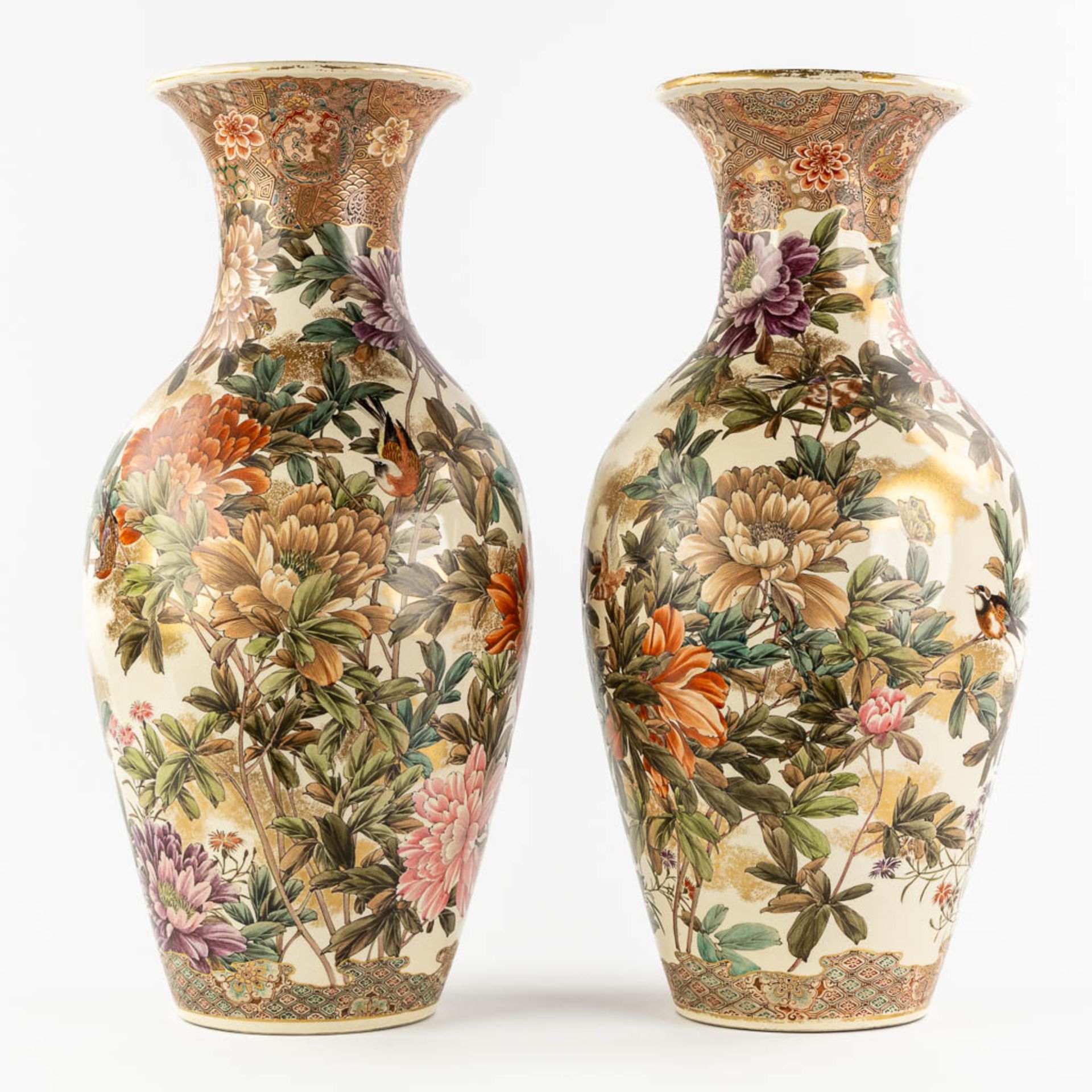 A pair of very finely painted, Japanse vases with a Fauna and Flora decor. (H:62 x D:30 cm) - Bild 3 aus 16