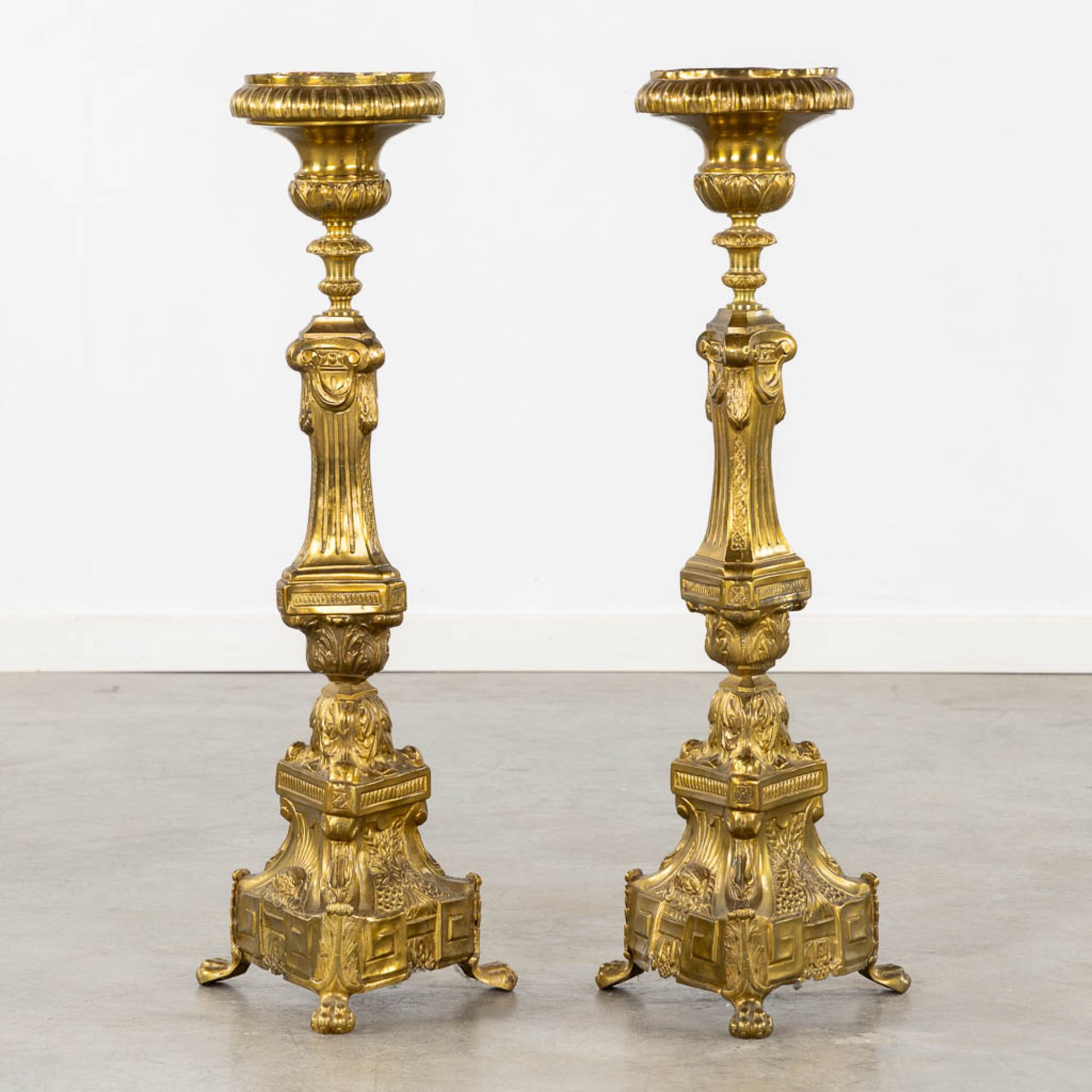 A pair of church candlesticks, brass. 19th C. (H:76 cm) - Bild 3 aus 13