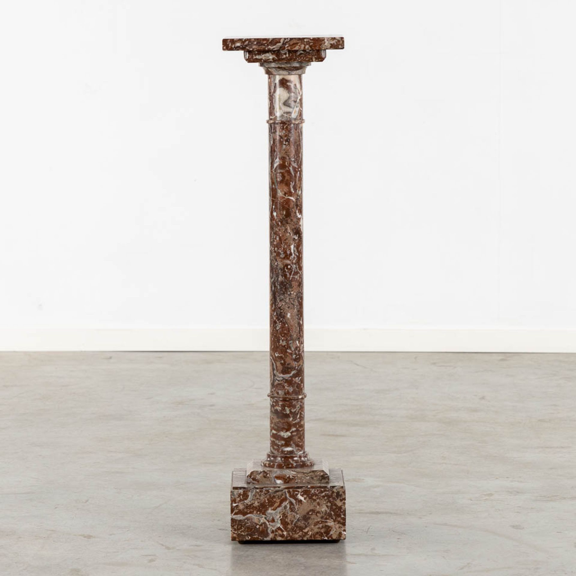An elegant red marble pedestal with a revolving top. Circa 1900. (L:23 x W:23 x H:101 cm) - Image 5 of 11