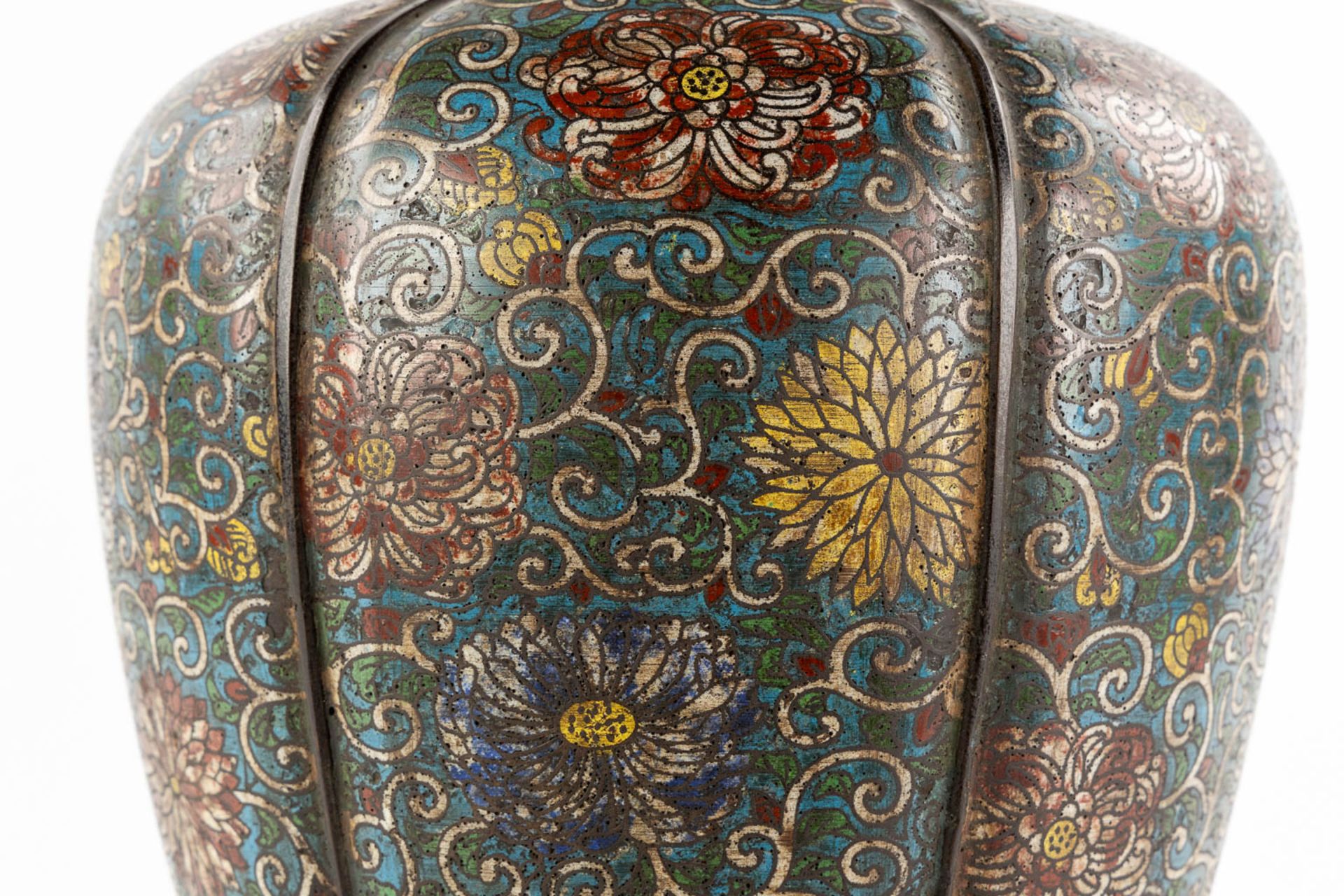 A large and Oriental vase, bronze met een Champsleve decor. (H:45 x D:32 cm) - Image 10 of 11