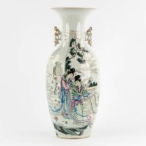 A Chinese vase decorated with ladies, 19th/20th C. (H:57 x D:25 cm)