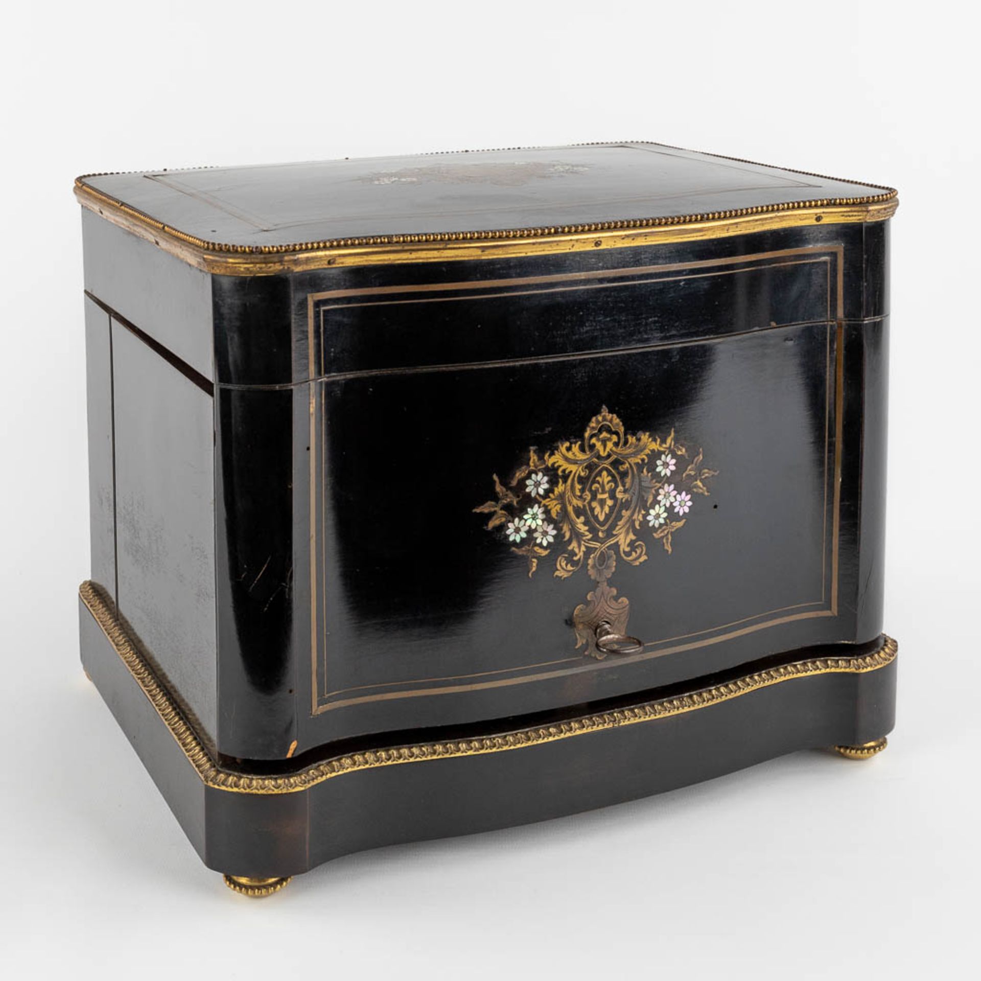 An antique Cave-à-liqueur, liquor box, ebonised wood inlaid with mother of pearl and copper. 19th C. - Image 3 of 16