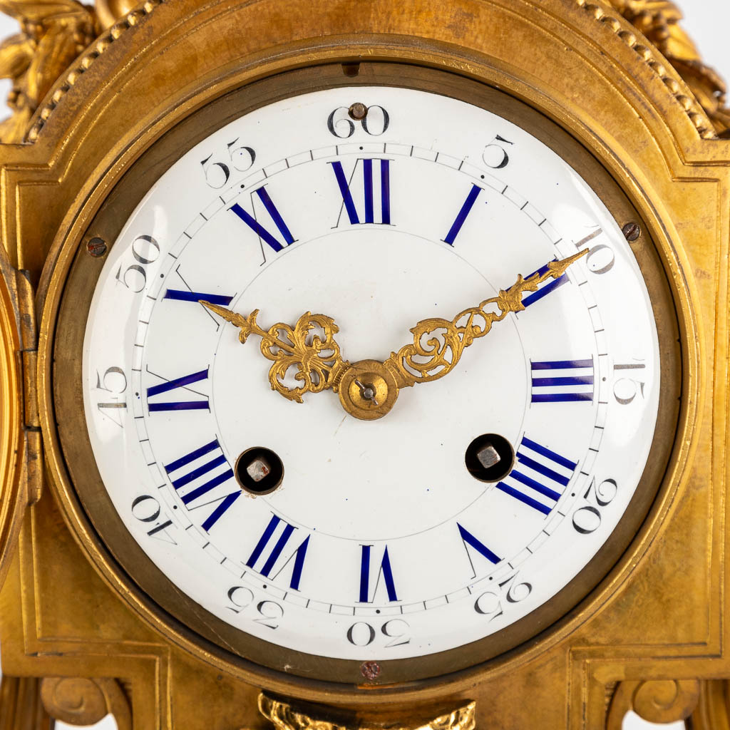 An antique mantle clock, gilt bronze in a Louis XVI style, decorated with ram's heads. Circa 1880. ( - Image 14 of 18
