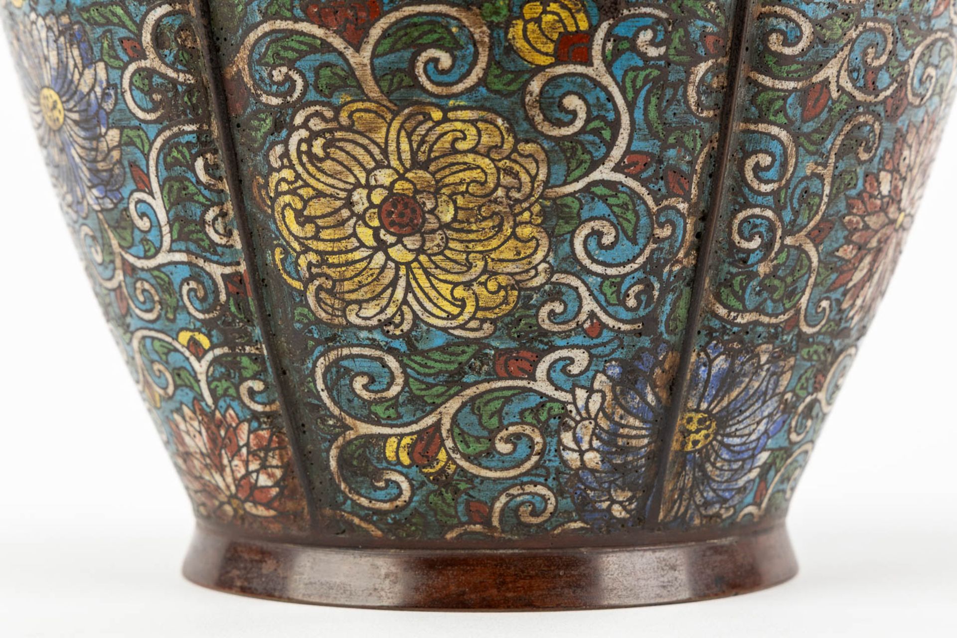 A large and Oriental vase, bronze met een Champsleve decor. (H:45 x D:32 cm) - Image 11 of 11