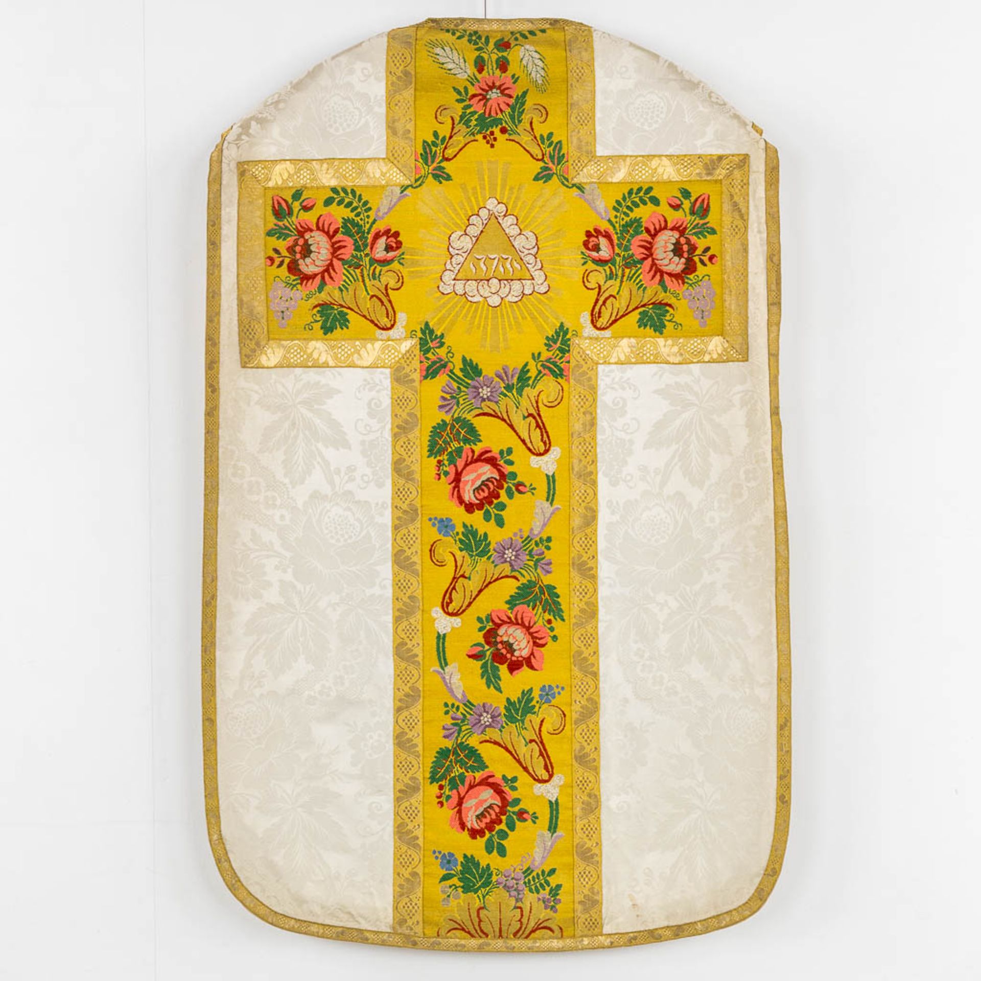 Four Dalmatics and two Roman Chasubles, Embroideries with floral decors. - Bild 31 aus 39