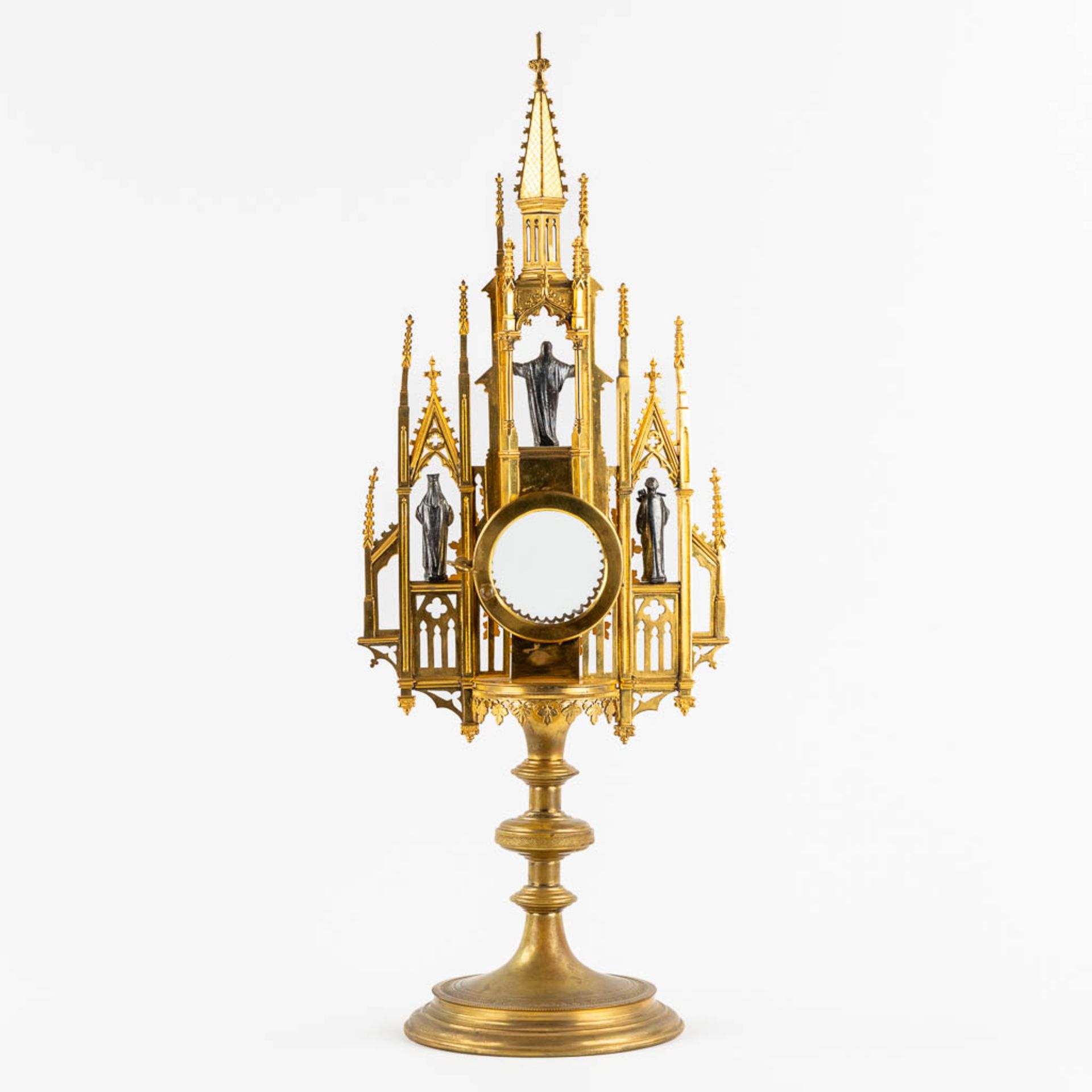 A Tower monstrance, gilt and silver plated brass, Gothic Revival. 19th C. (W:21,5 x H:58 cm) - Image 11 of 22