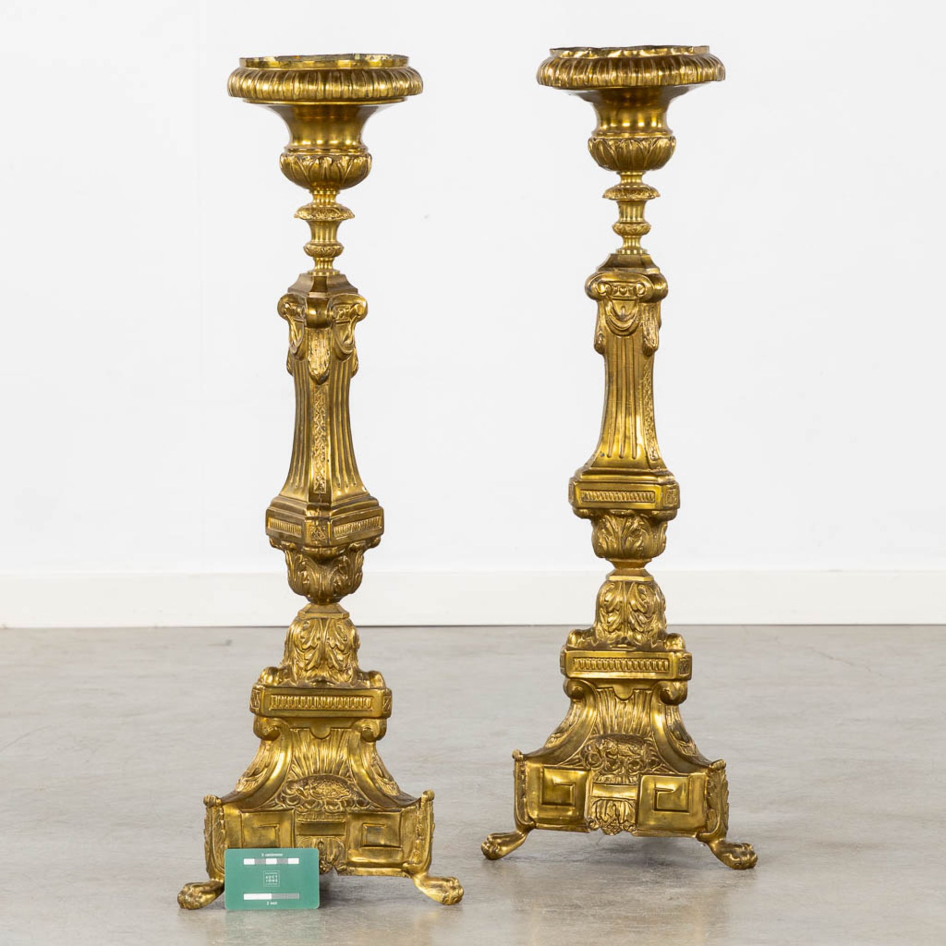 A pair of church candlesticks, brass. 19th C. (H:76 cm) - Bild 2 aus 13