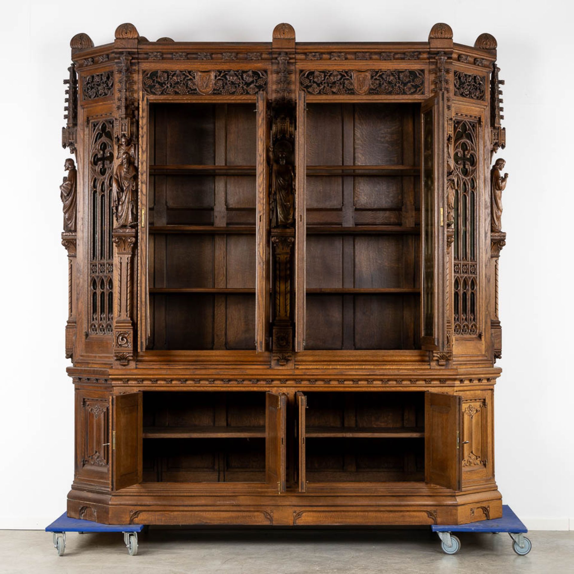 An exceptionally sculptured Gothic Revival library. Circa 1900. (L:62 x W:236 x H:264 cm) - Image 3 of 19