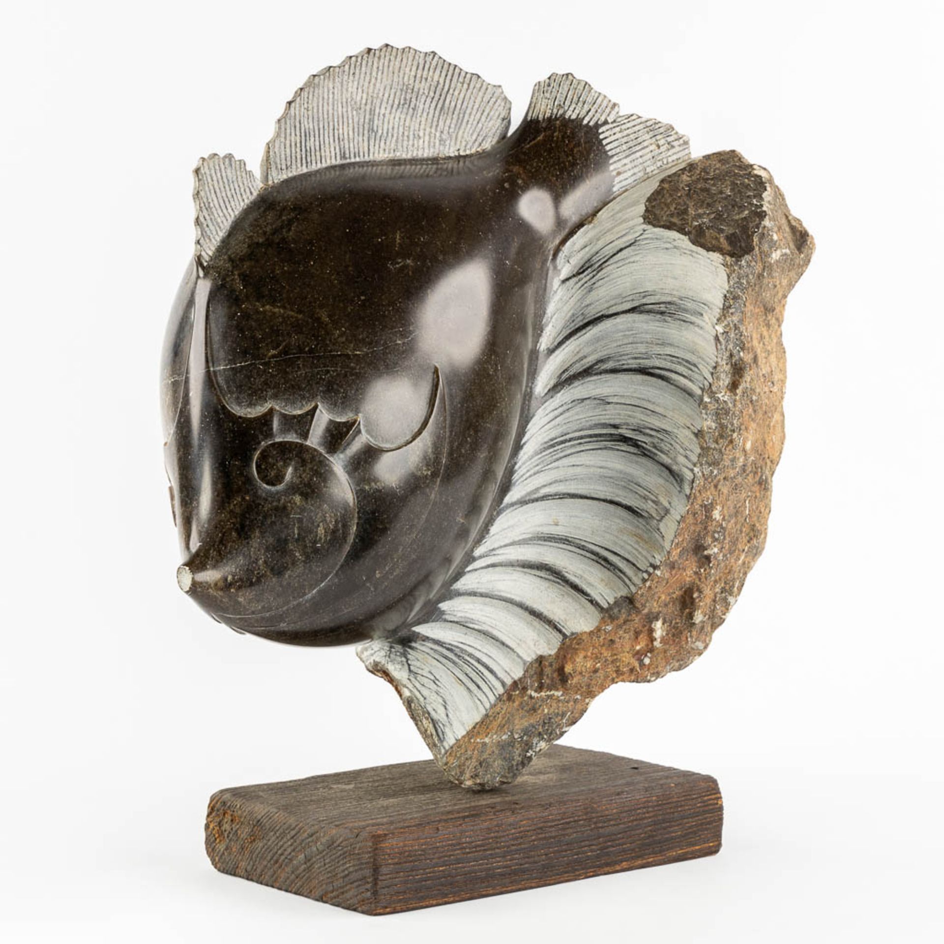 Lucien GHOMRI (1949) 'Fish' sculptured marble. (L:23 x W:42 x H:43 cm) - Image 3 of 10