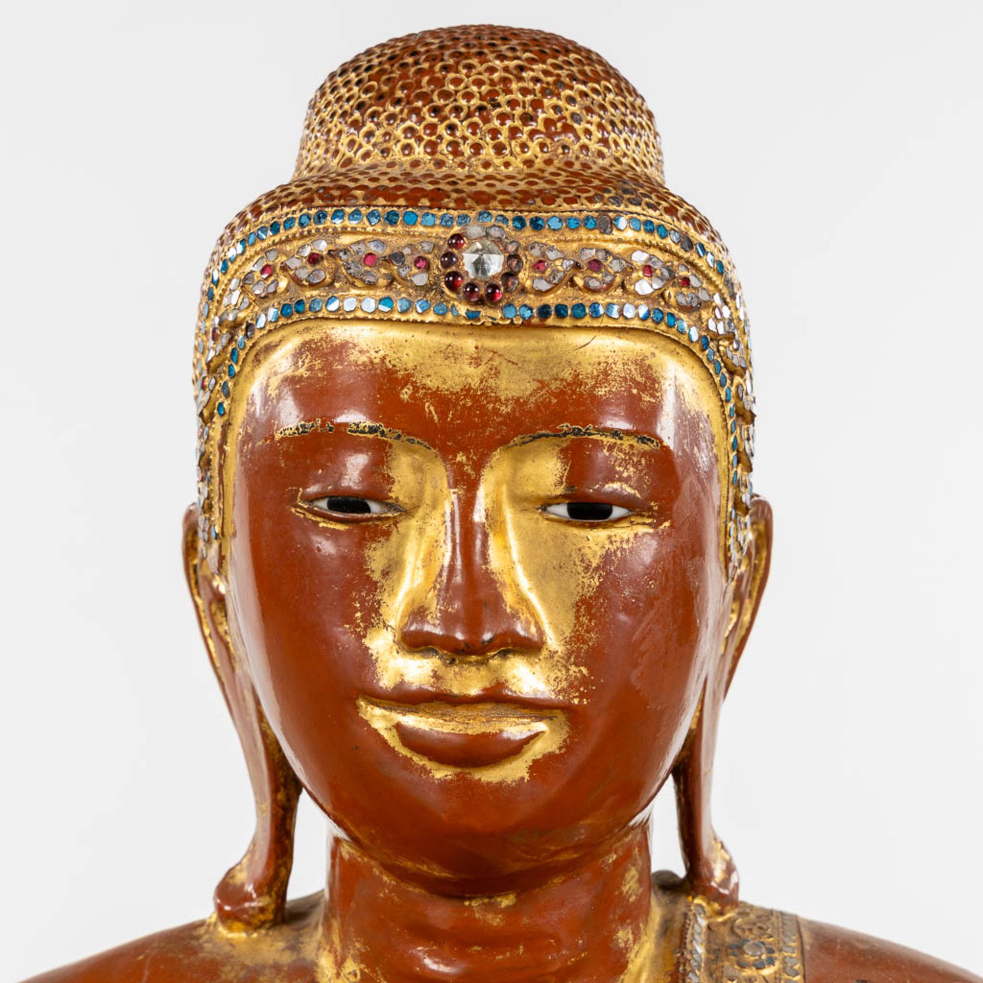 A large wood-sculptured Mandalay Buddha figure, Probably Birma, 19th C. (W:45 x H:72 cm) - Image 8 of 14