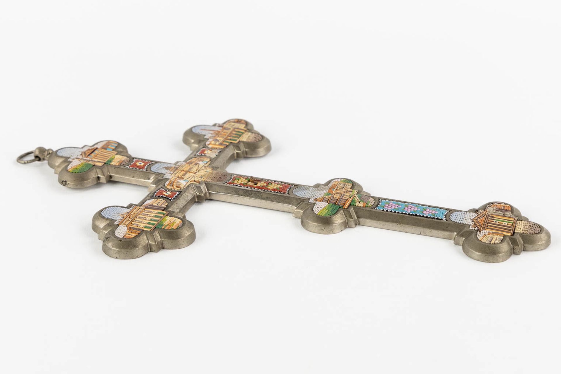 A large crucifix with micromosaic scènes of Italian monuments. Circa 1900. (W:18 x H:30,5 cm) - Image 6 of 7