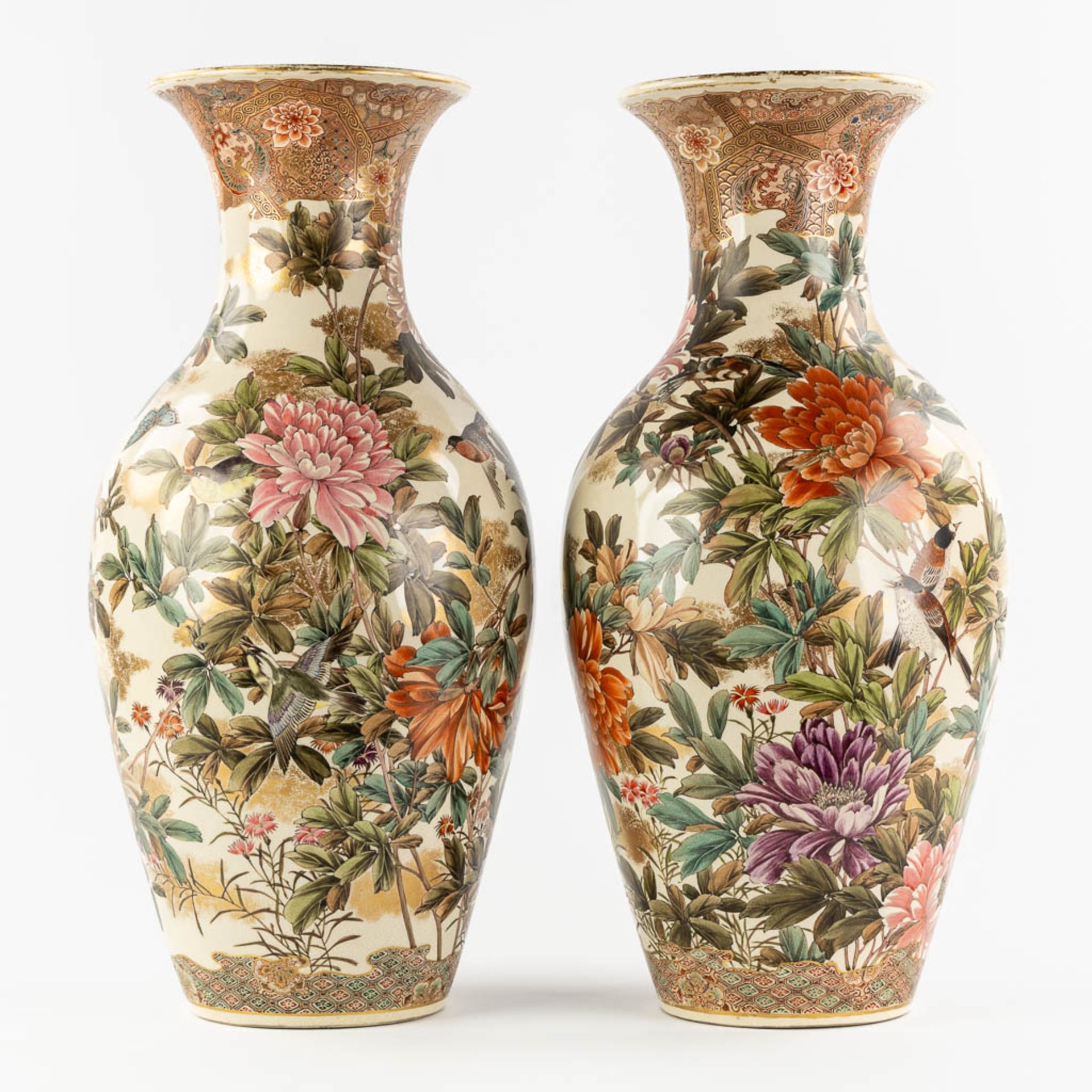 A pair of very finely painted, Japanse vases with a Fauna and Flora decor. (H:62 x D:30 cm) - Bild 5 aus 16