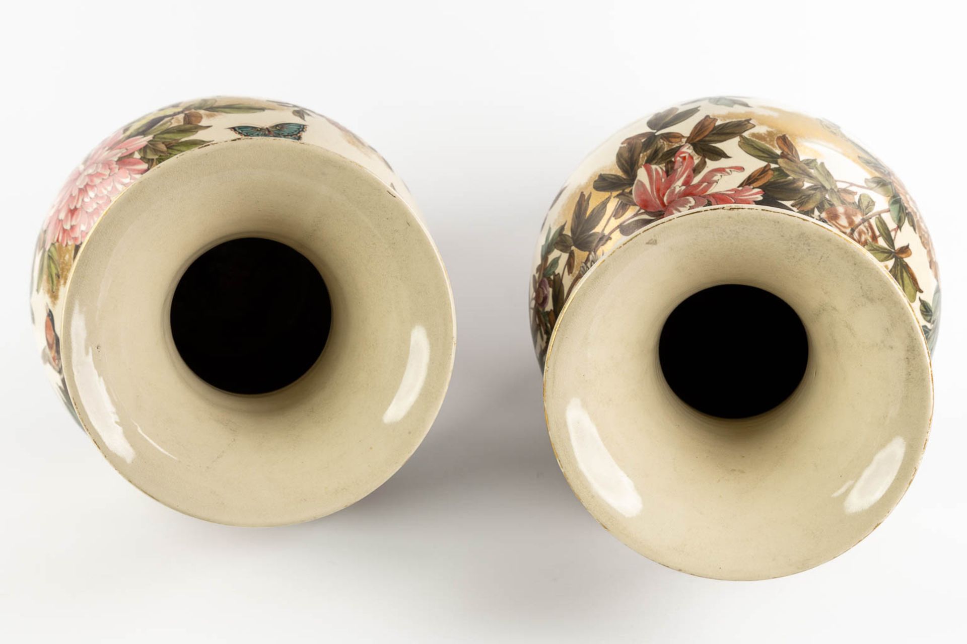 A pair of very finely painted, Japanse vases with a Fauna and Flora decor. (H:62 x D:30 cm) - Bild 9 aus 16