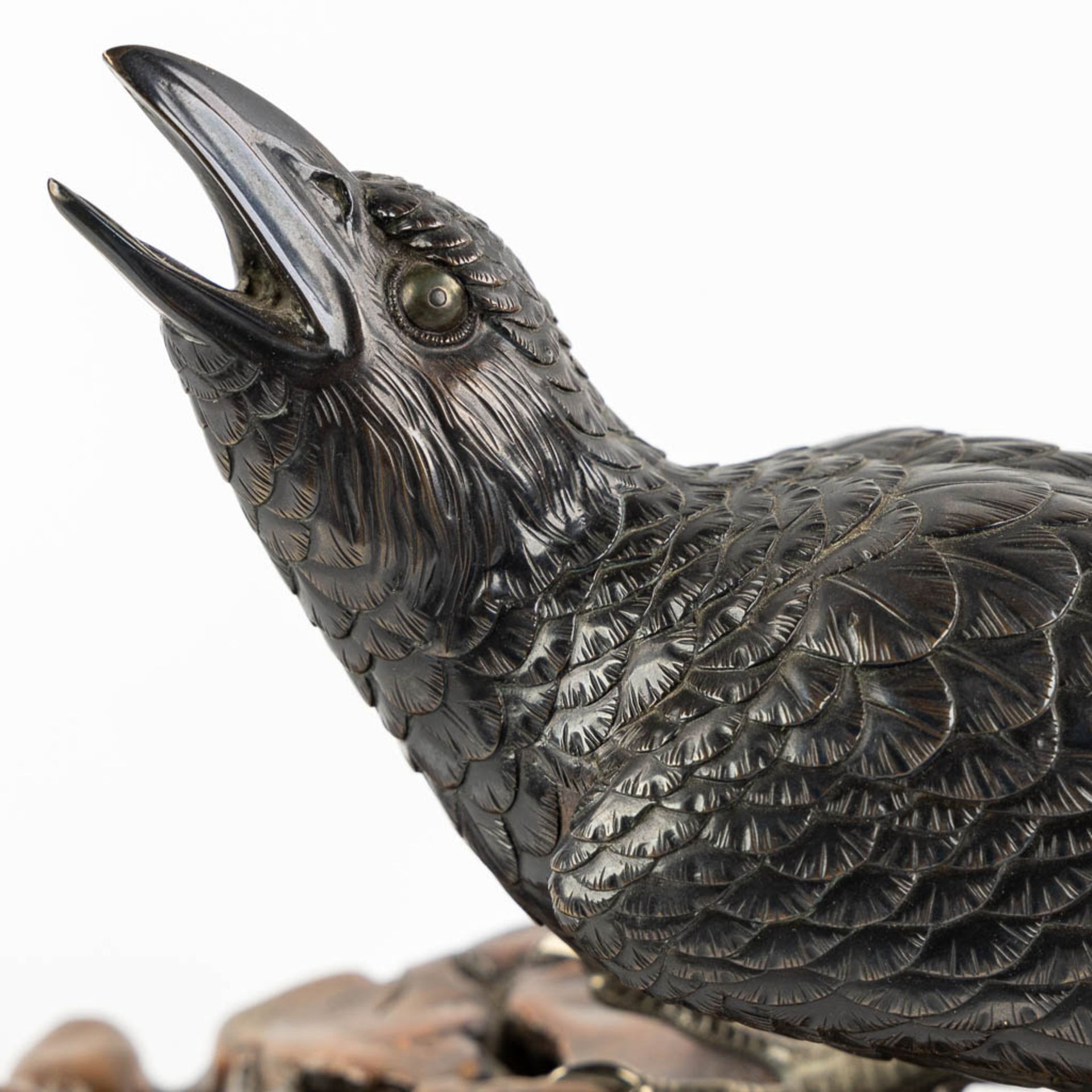 A Raven, patinated bronze mounted on a wood base. Probably Japan. (L:17 x W:30 x H:17 cm) - Image 9 of 10