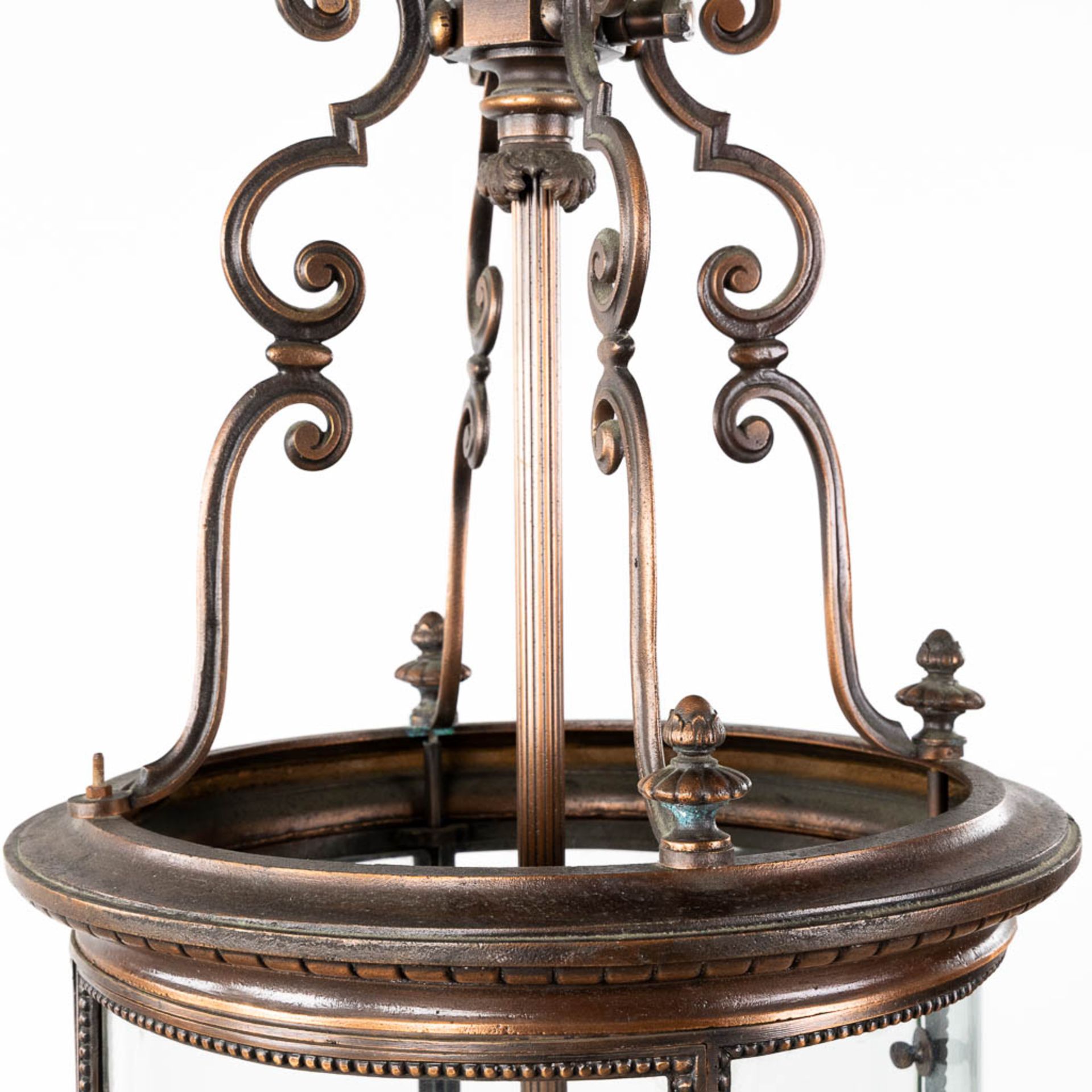 A large lantern, patinated metal and glass. Circa 1900. (H:144 x D:45 cm) - Bild 5 aus 12