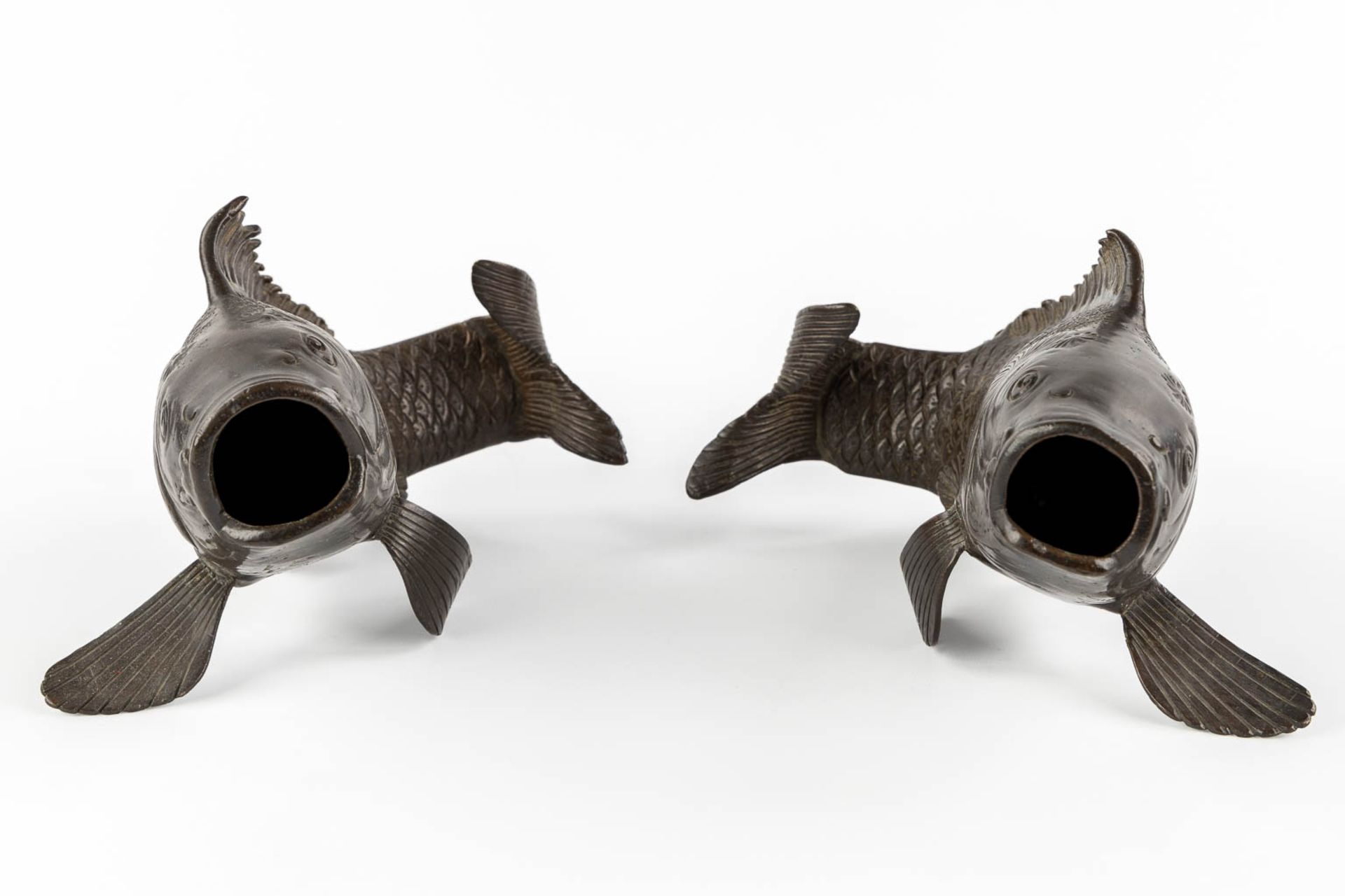 A pair of patinated bronze figurine of Koi, Japan. 20th C. (L:22 x W:29 x H:16 cm) - Image 5 of 12