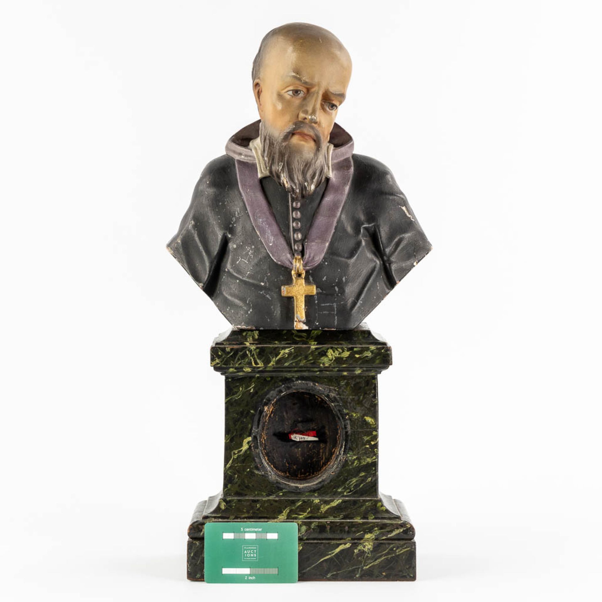 An antique reliquary buste of a saint. Sculptured and patinated wood. 19th C. (L:14 x W:25 x H:50 cm - Bild 2 aus 15