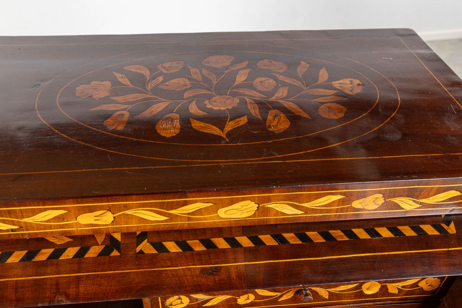 A fine marquetry inlay secretaire cabinet, The Netherlands, 18th C. (L:51 x W:112 x H:108 cm) - Image 20 of 20